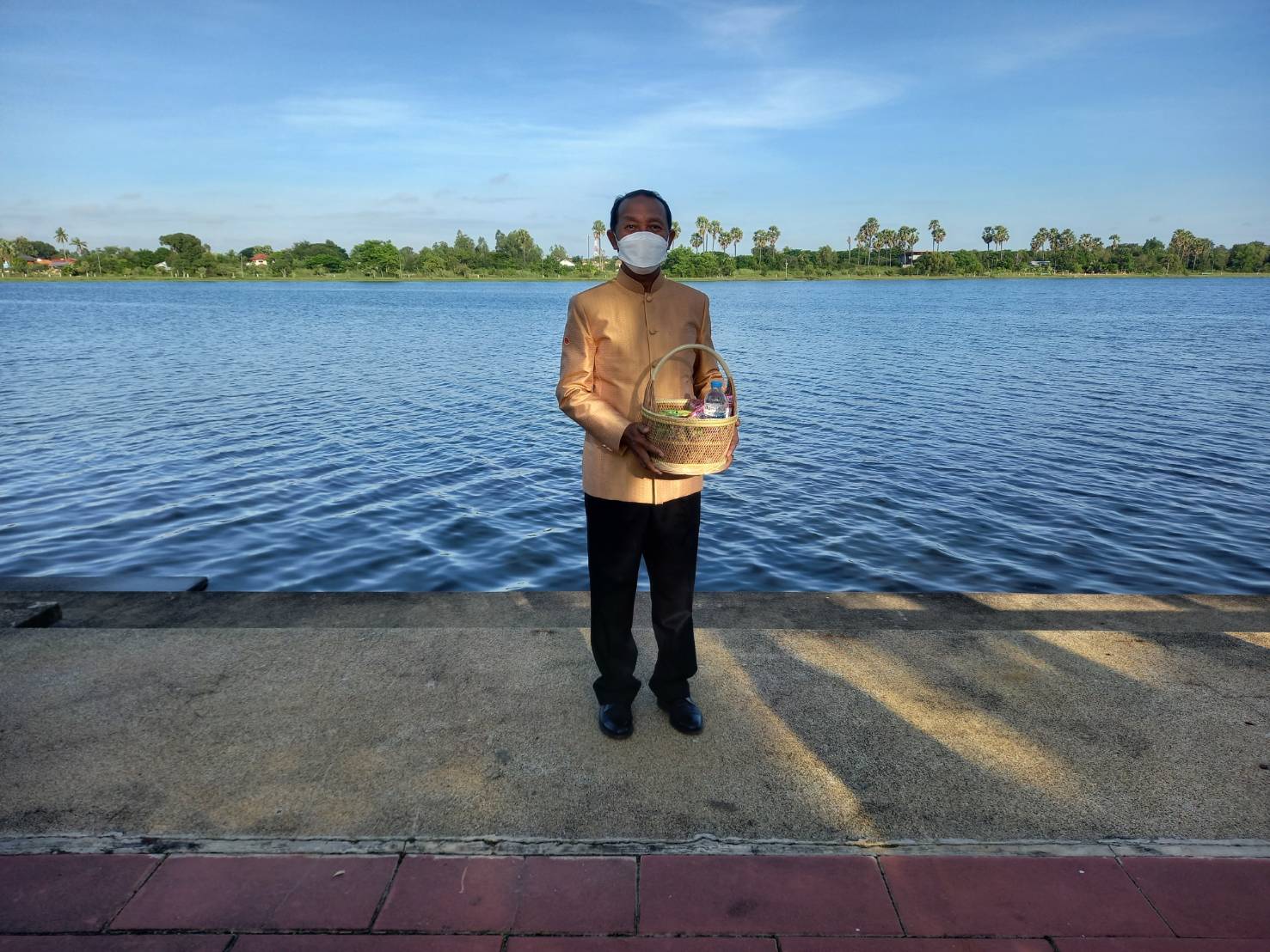 ศรีสะเกษพร้อมใจ นุ่งผ้าไทยใส่บาตร ทำความดี วิถีพอเพียง..คลิก