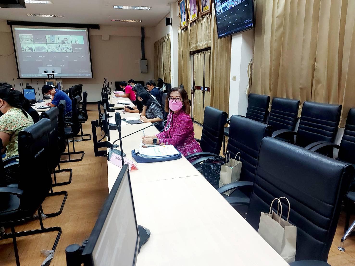 นางถนอมขวัญ นอศรี หัวหน้ากลุ่มบริหารและยุทธศาสตร์ ประชุมหารือโครงการตามแผนปฏิบัติราชการจังหวัดและกลุ่มจังหวัดภาคตะวันออกเฉียงเหนือตอนบน 1 ประจำปีงบประมาณ พ ศ.2566 ผ่านระบบ Zoom Meeting ณ ห้องประชุมภูพานคำ..คลิก