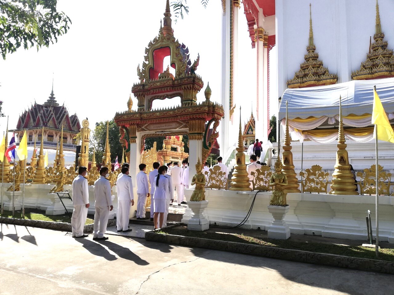 พิธีถวายผ้าไตร พระบาทสมเด็จพระเจ้าอยู่หัว ทรงพระกรุณาโปรดเกล้าโปรดกระหม่อมพระบรมราชานุญาตให้จัดพิธีทอดผ้าไตร..คลิก