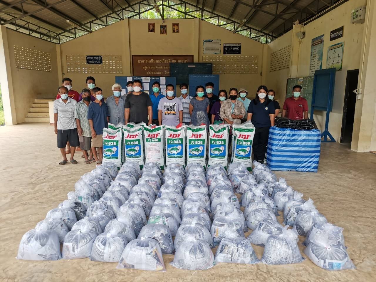 สำนักงานประมงจังหวัดระยอง มอบปัจจัยการผลิตให้แก่เกษตรกรที่เข้าร่วมโครงการส่งเสริมและพัฒนาการเลี้ยงสัตว์น้ำเพื่อสนับสนุนโครงการพัชรสุธาคชานุรักษ์ จังหวัดระยอง