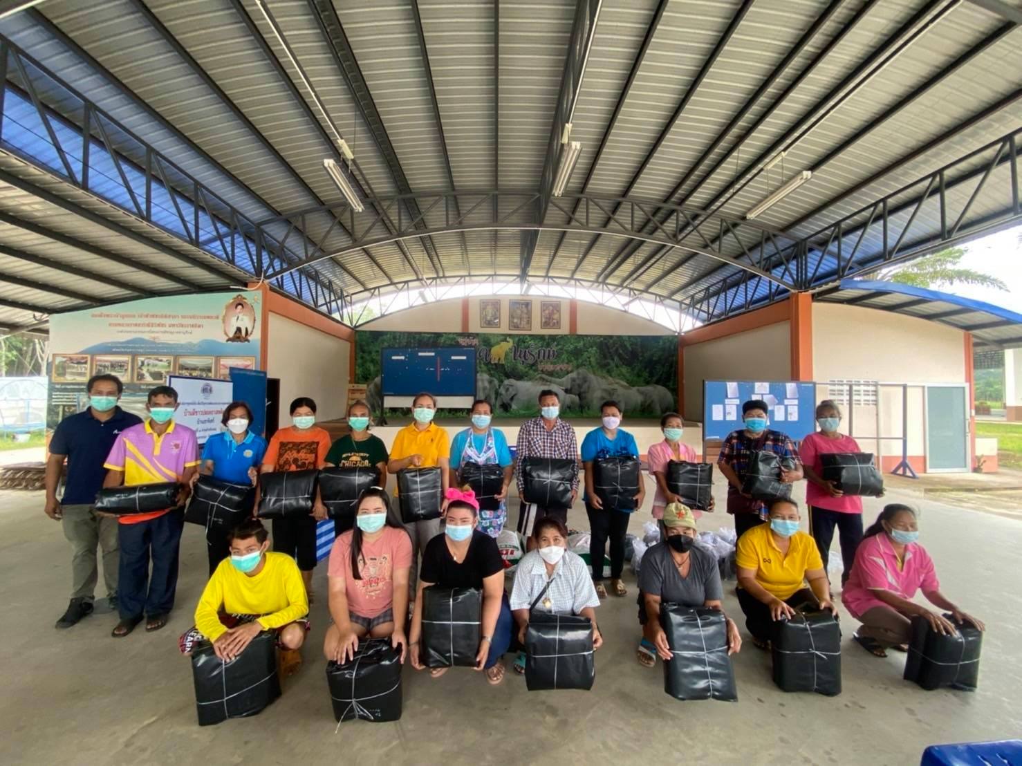 สำนักงานประมงจังหวัดระยอง มอบปัจจัยการผลิตให้แก่เกษตรกรที่เข้าร่วมโครงการส่งเสริมและพัฒนาการเลี้ยงสัตว์น้ำเพื่อสนับสนุนโครงการพัชรสุธาคชานุรักษ์ จังหวัดระยอง..คลิก