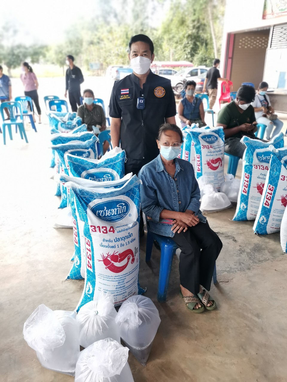 มอบปัจจัยการผลิตโครงการพัชรสุธาคชานุรักษ์ จังหวัดระยอง ตามงบประมาณโครงการพัฒนาและเสริมสร้างความเข้มแข็งของเศรษฐกิจฐานราก..คลิก