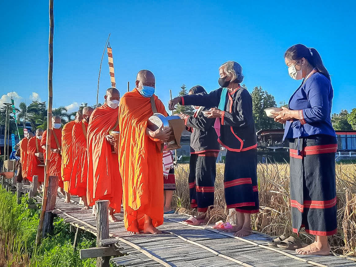 ประมงจังหวัดน่าน ร่วมกิจกรรม โครงการชวนกันทำดี “ข้าว” ...นาบุญ แสงทองของคนน่าน “กิจกรรมเกี่ยวความดี” ปี 4..คลิก