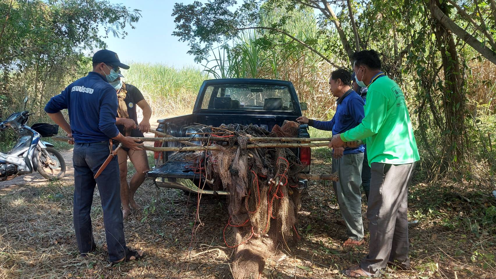วันที่ 2 ธันวามคม 2564  ดำเนินการรื้นถอนและตรวจยืด อวนกางกั้นทางเดินสัตว์น้ำ จำนวน 1 ผืน และยอขันช่อพร้อมงาก้นถุง จำนวน 2 ปาก และปลาเบญจพรรณ ตำบลทรายทอง อำเภอศรีบุญเรือง จังหวัดหนองบัวลำภู..คลิก