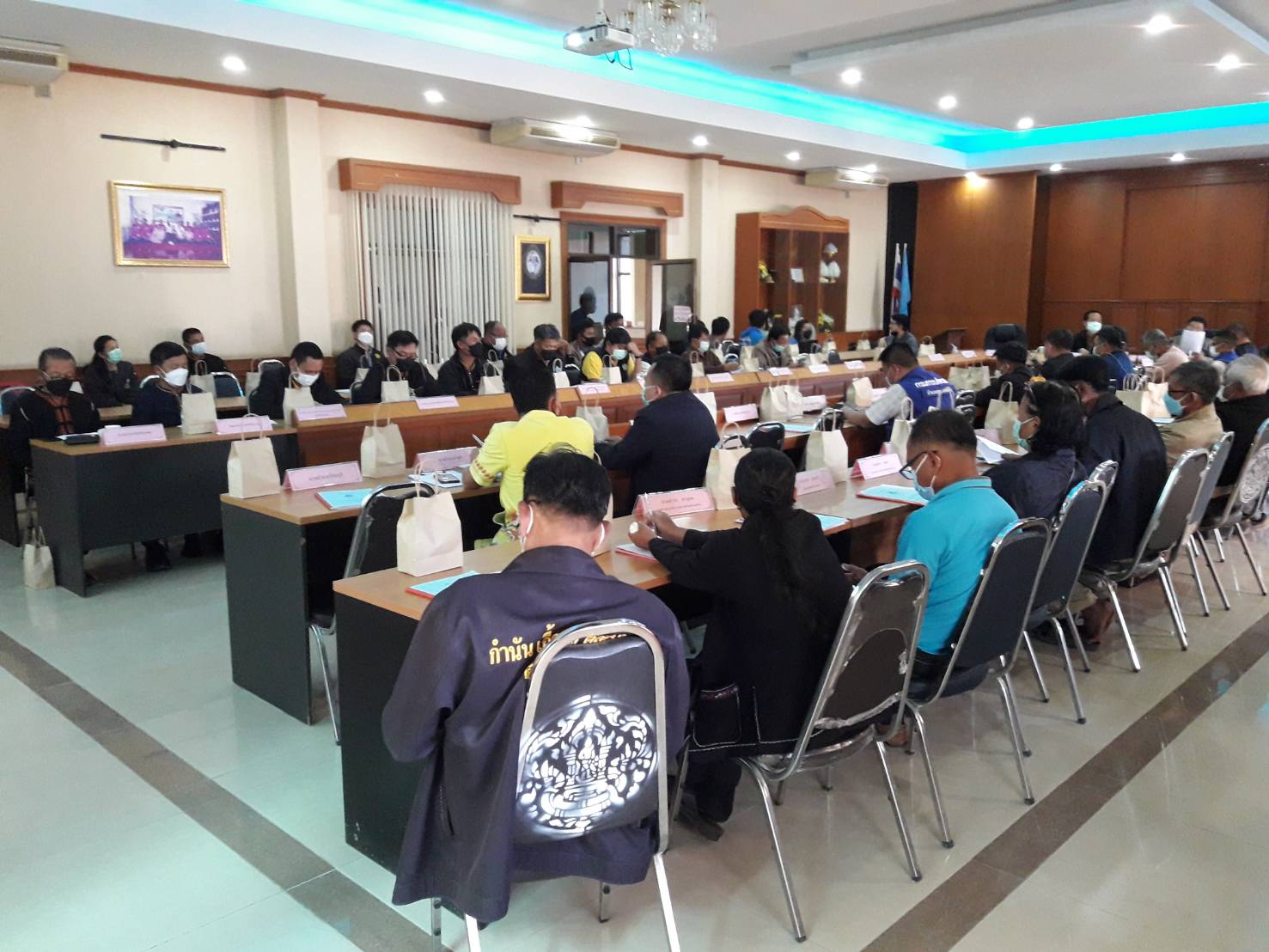 นายกิตติพงษ์ ลีลาศสง่างาม ประมงจังหวัดศรีสะเกษ ได้เข้าร่วมประชุมคณะกรรมการเพื่อพิจารณา การกักเก็บน้ำของเขื่อนราษีไศล..คลิก