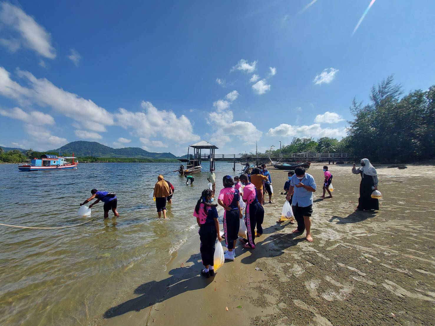ปล่อยพันธุ์กุ้งแชบ๋วยจำนวน 500,000 ตัว ณ หมู่ที่ 3 บ้านปากคลอง ตำบลเกาะกลาง อำเภอเกาะลันตา จังหวัดกระบี่..คลิก