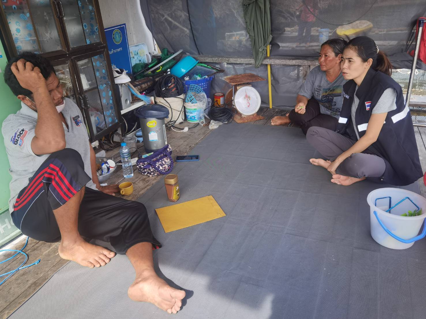ตรวจร้านขายอาหารสัตว์นาดา การเกษตร เนื่องจากเปลี่ยนที่จัดตั้ง และมอบสร.3 ให้เรือประมง ในพื้นที่อำเภอเกาะลันตา จังหวัดกระบี่..คลิก