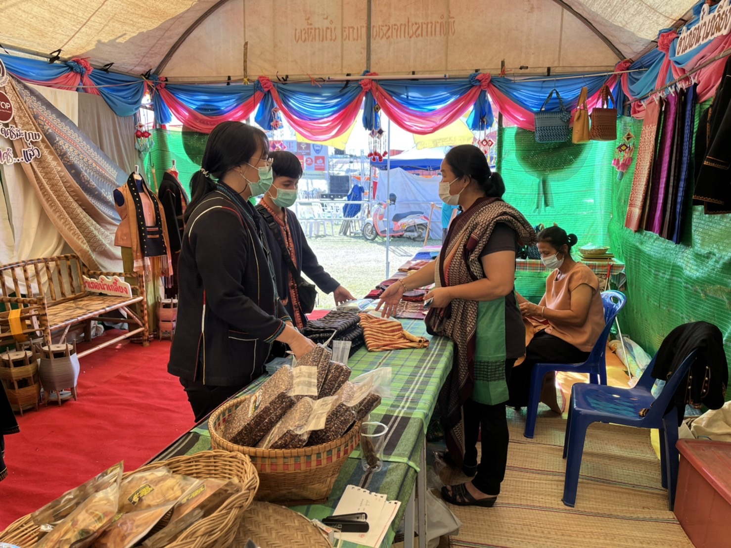 ประชาสัมพันธ์ เกี่ยวกับ Fisheries shop เพื่อสนับสนุนช่องทางการจำหน่ายสินค้าสัตว์น้ำสดและสัตว์น้ำแปรรูปเพื่อการบริโภคให้กลุ่มเกษตรกรที่มาจัดนิทรรศการเกี่ยวกับการแปรรูปสัตว์น้ำ..คลิก