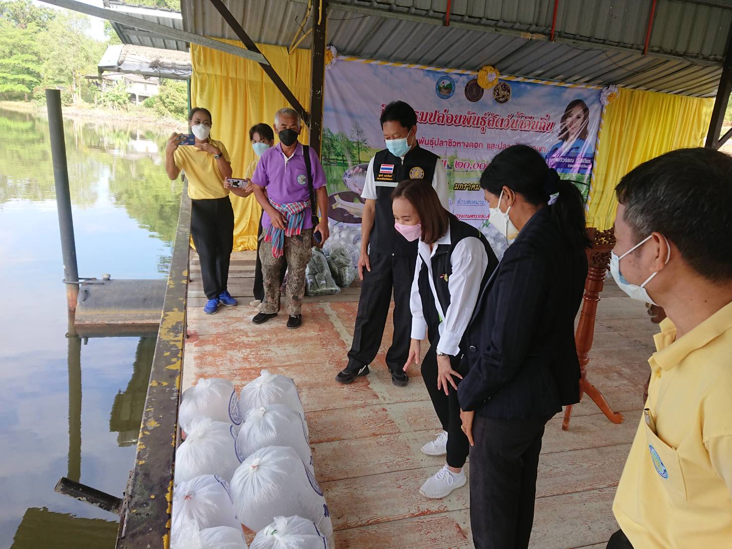 วันที่ 25 มกราคม 2565 สำนักงานประมงจังหวัดพังงาร่วมกับศูนย์วิจัยและพัฒนาการเพาะเลี้ยงสัตว์น้ำจืดตรัง จัดกิจกรรมปล่อยพันธุ์สัตว์น้ำคืนถิ่น ณ แหล่งน้ำสาธารณะหนองค้างคาว ตำบลเหมาะ อำเภอกะปง จังหวัดพังงา โดยมีนางกันตวรรณ ตันเถียร (กุลจรรยาวิวัฒน์)? ประธานคณะกรรมาธิการการเกษตรและสหกรณ์ และสมาชิกสภาผู้แทนราษฎร จังหวัดพังงา เป็นประธานในพิธี  พันธุ์ปลาที่ปล่อย คือปลาซิวหางดอก จำนวน 20,000 ตัว พันธุ์ปลาสร้อยนกเขา จำนวน 30,000 ตัว ซึ่งพันธุ์ปลาที่ปล่อยเป็นพันธุ์ปลาพื้นถิ่นของจังหวัดพังงาที่เหลือน้อยมากในธรรมชาติ และมอบพันธุ์ปลาสุลต่าน จำนวน 3,000 ตัว ให้เกษตรผู้เลี้ยงสัตว์น้ำในพื้นที่ นำไปลงเลี้ยงในบ่อของตนเอง..คลิก