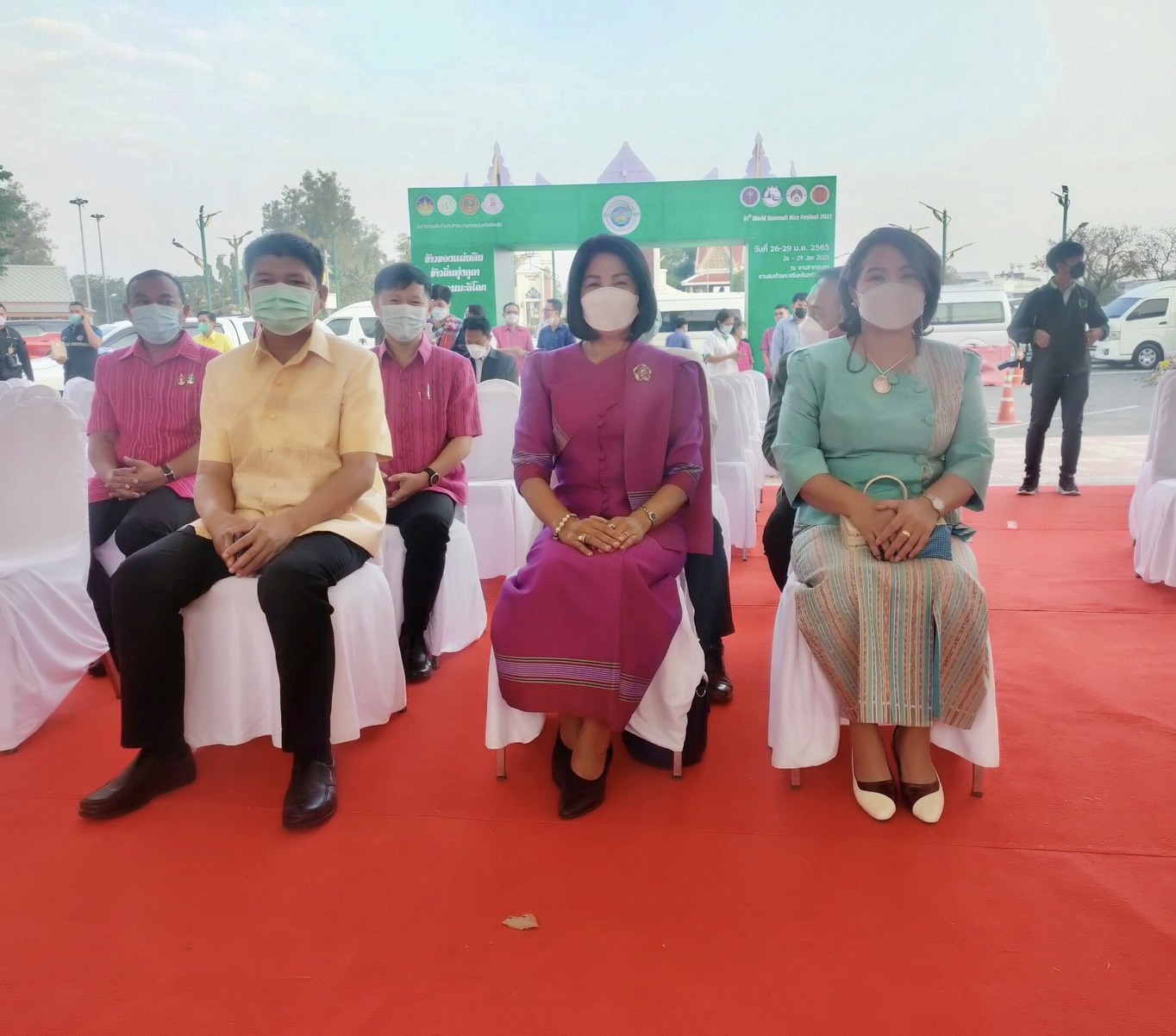 ร่วมพิธีการยวงสรวงแม่โพสพ ณ บริเวณลานสาเกตนคร สวนสมเด็จพระศรีนครินทร์ร้อยเอ็ด อำเภอเมืองร้อยเอ็ด จังหวัดร้อยเอ็ด