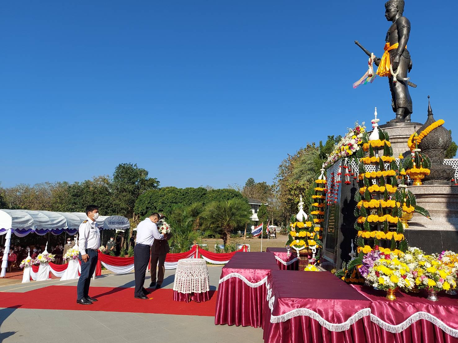 พิธีถวายพานพุ่มดอกไม้สดถวายสักการะ พระอนุสาวรีย์พญางำเมือง เนื่องในวันคล้ายวันสถาปนาค่ายพญางำเมือง..คลิก