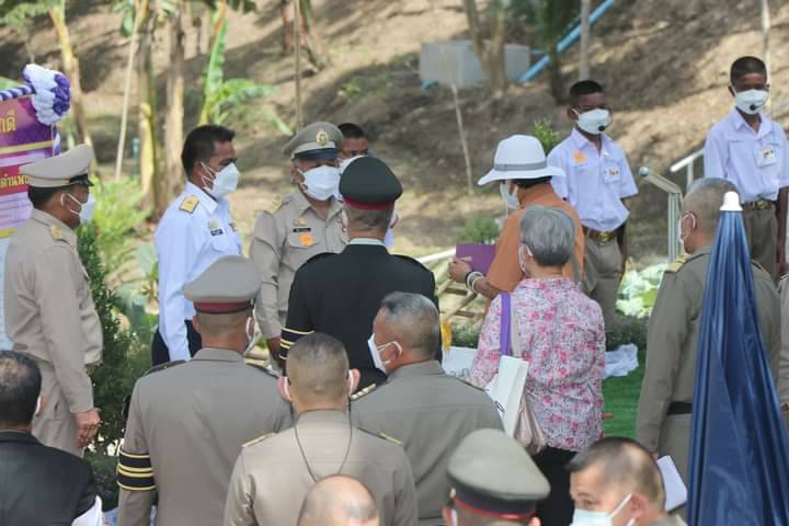 สมเด็จพระกนิษฐาธิราชเจ้า กรมสมเด็จพระเทพรัตนราชสุดาฯ สยามบรมราชกุมารี เสด็จพระราชดำเนินไปยังศูนย์การเรียนตำรวจตระเวนชายแดนบ้านภักดี..คลิก