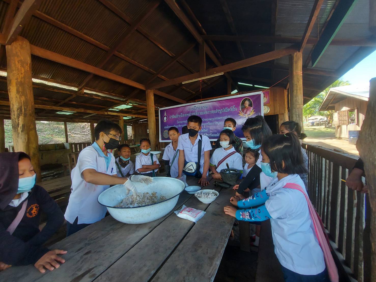 สำนักงานประมงจังหวัดแม่ฮ่องสอน อบรมให้ความรู้แก่นักเรียน ในหลักสูตรโภชนาการและการแปรรูปสัตว์น้ำ ภายใต้โครงการสนับสนุนด้านการประมงตามพระราชดำริ สมเด็จพระกนิษฐาธิราชเจ้า กรมสมเด็จพระเทพรัตนราชสุดาฯ สยามบรมราชกุมารี ประจำปี พ.ศ. 2565..คลิก