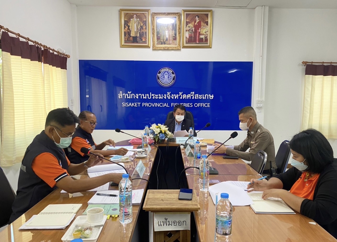นายกิตติพงษ์ ลีลาศสง่างาม ประมงจังหวัดศรีสะเกษ พร้อมนายประจักษ์ แสนภักดี หัวหน้ากลุ่มบริหารจัดการด้านการประมง ดำเนินการประชุมคณะกรรมการเปรียบเทียบ ครั้งที่ 1/2565 ณ ห้องประชุมสำนักงานประมงจังหวัดศรีสะเกษ โดยมีนายธนบัตร สังวรณ์ อัยการจังหวัดศรีสะเกษ เป็นประธาน พิจารณาคดีลักลอบทำการประมงด้วยเครื่องมืออวนรุนที่ใช้ติดกับเรือยนต์ โดยฝ่าฝืน พรก.การประมง พ.ศ.2558..คลิก