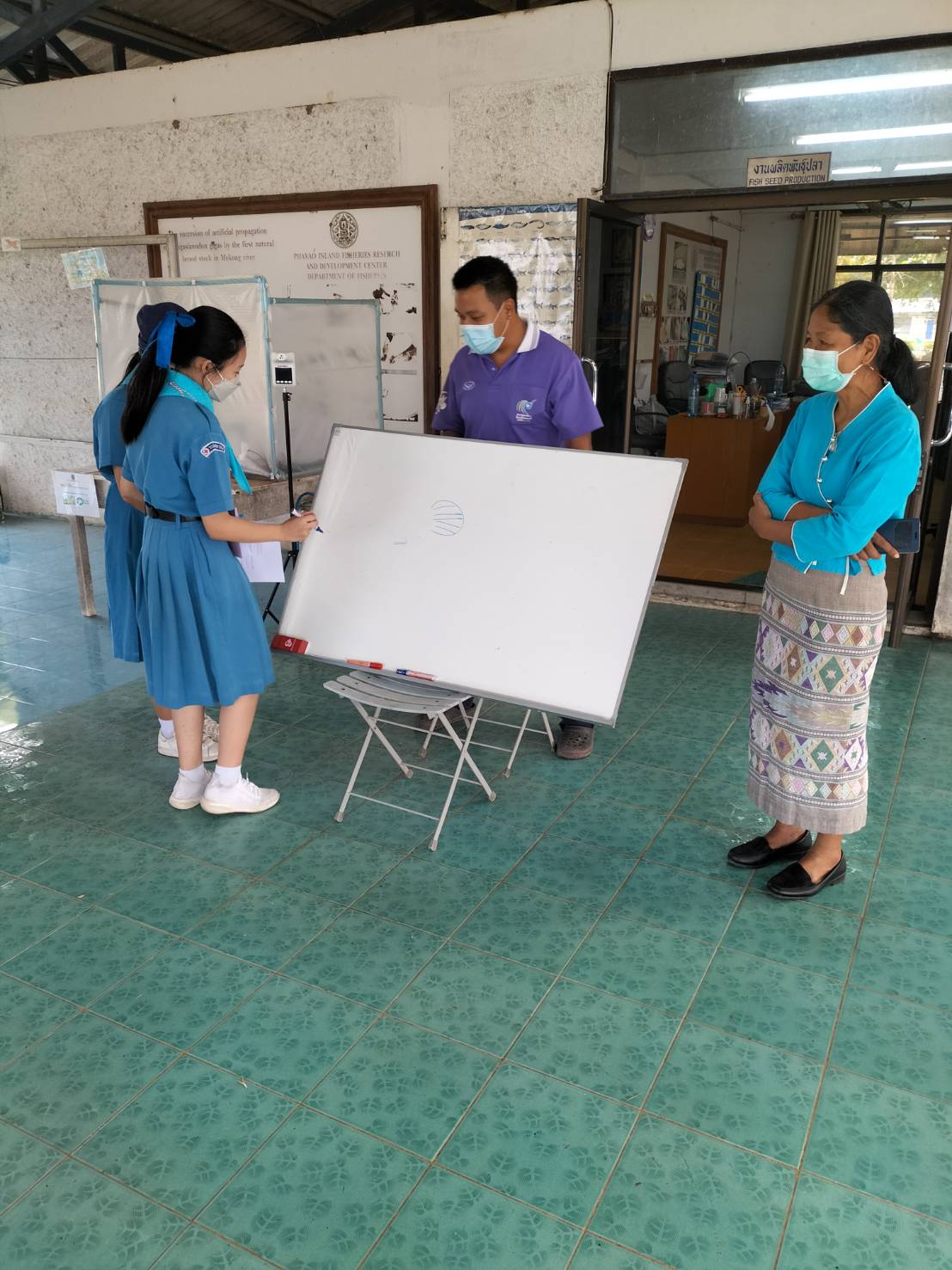 เจ้าหน้าที่ศูนย์วิจัยและพัฒนาประมงน้ำจืดพะเยาได้ให้ความรู้ด้านการประมง แก่นักเรียนโรงเรียนเทศบาล 4 (ภูมินทร์ราษฎร์นุกูล)..คลิก