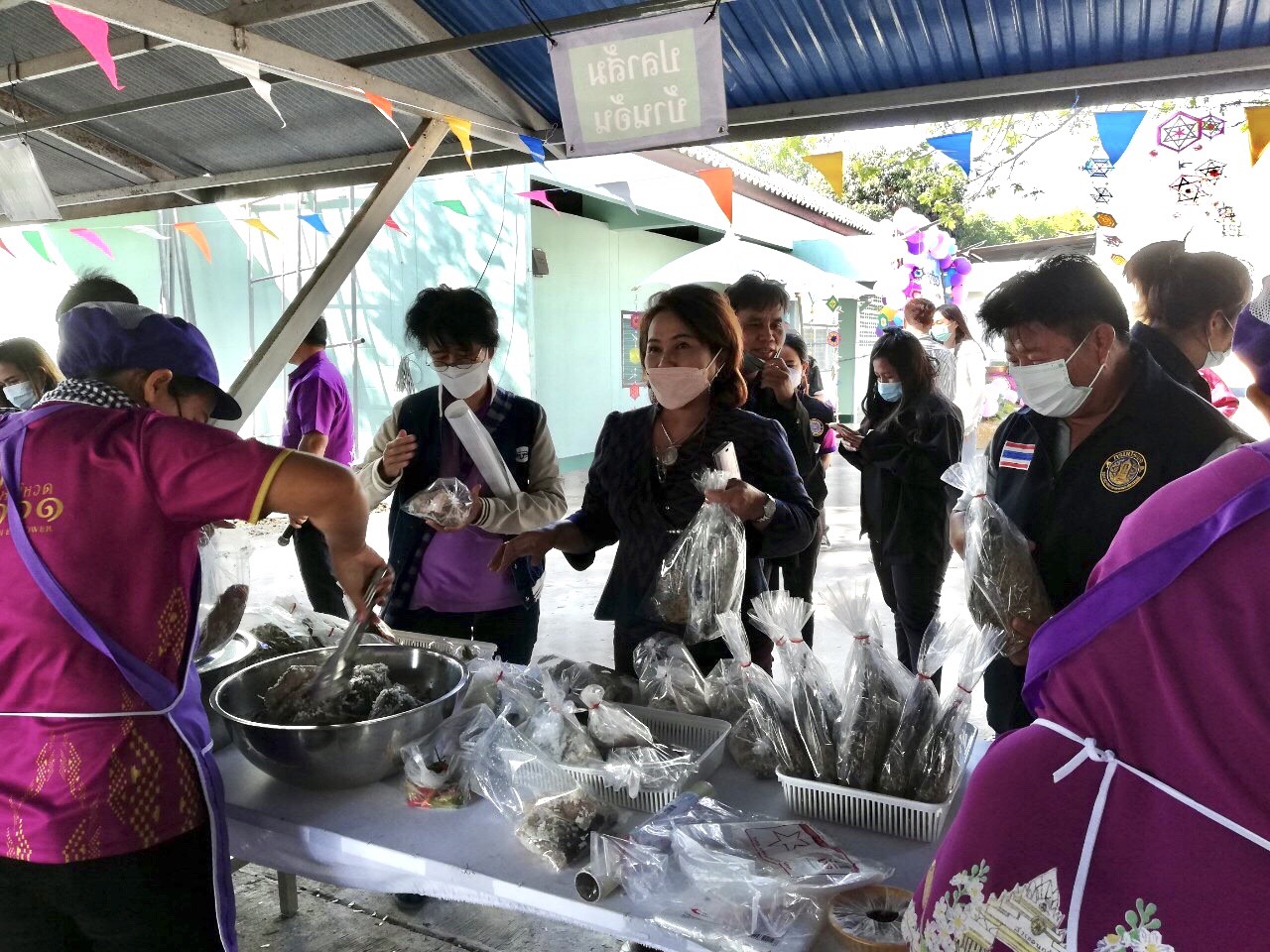 เปิดตลาดสินค้าแปลงใหญ่ประมง ณ ลานหน้าสำนักงานประมงจังหวัดร้อยเอ็ด..คลิก