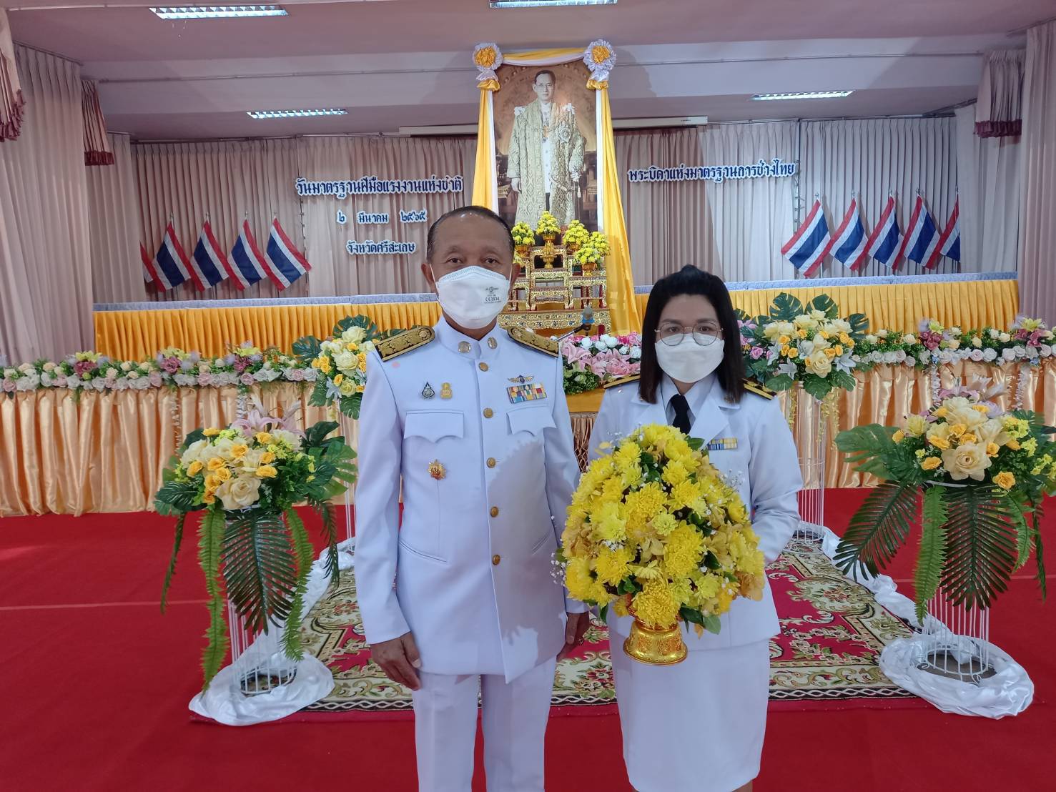 นายกิตติพงษ์ ลีลาศสง่างาม ประมงจังหวัดศรีสะเกษ นางสาวสุจิตราภรณ์ ไพฑูรย์ เจ้าหน้าที่ธุรการ ร่วมพิธีวางพานพุ่มดอกไม้สด ถวายราชสักการะ เทิดพระเกียรติเนื่องในวันพระบิดาแห่งมาตรฐานการช่างไทย..คลิก