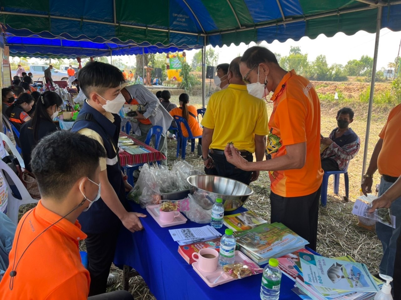 นายกิตติพงษ์ ลีลาศสง่างาม ประมงจังหวัดศรีสะเกษ มอบหมายให้นายวุฒิพนธ์ ศรีจินดา นักวิชาการประมง พร้อมเจ้าหน้าที่ได้เข้าร่วมนิทรรศการให้ความรู้ด้านประมง ในวันถ่ายทอดเทคโนโลยีการผลิต(Field day) ก่อนเริ่มต้นฤดูกาลผลิตใหม่ ประจำปี 2565..คลิก