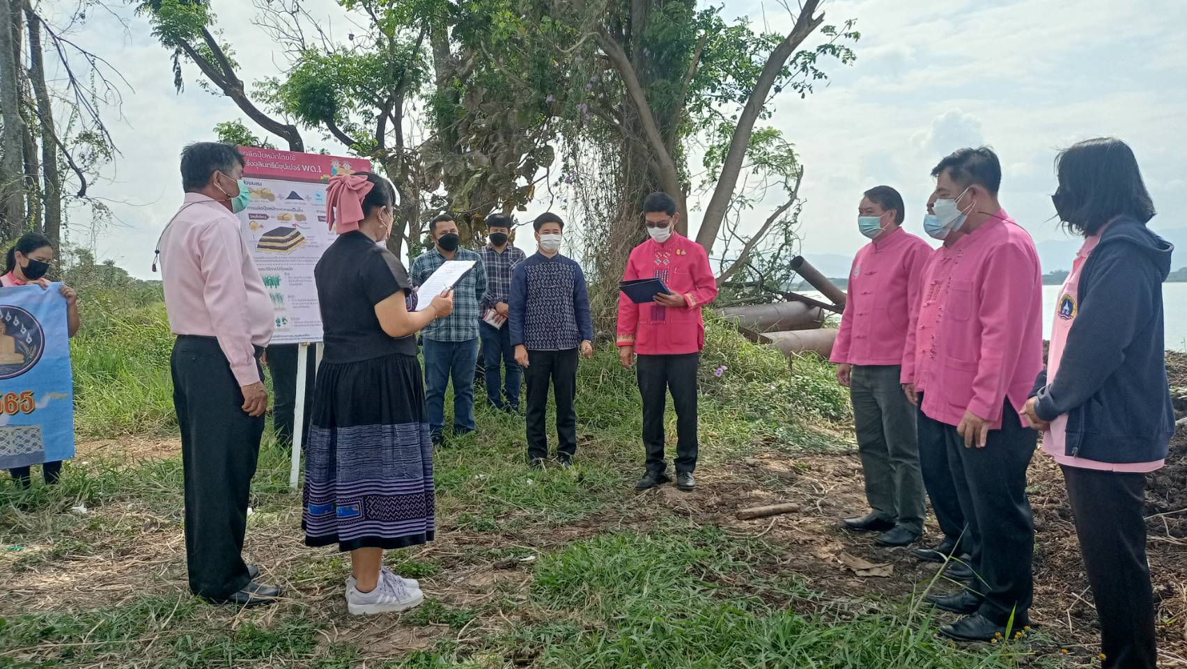 ร่วมกิจกรรมการทำปุ๋ยหมักจากผักตบชวา โครงการเฉลิมพระเกียรติสมเด็จพระนางเจ้าสิริกิติ์พระบรมราชินีนาถ พระบรมราชชนนีพันปีหลวง..คลิก