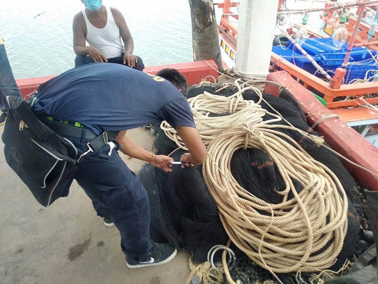 ลงพื้นที่ปฏิบัติงานตรวจเรือและเครื่องมือประมงพาณิชย์ ก่อนออกทำการประมงในคราวแรก สำหรับรอบปีการประมง 2565-2566  และประชาสัมพันธ์ปิดอ่าวอันดามัน ฤดูสัตว์น้ำมีไข่ งดจับสัตว์น้ำฤดูมีไข่ อนุรักษ์ไว้ใช้อย่างยั่งยืน  ณ ท่าเทียบเรือบ้านบ่อม่วง..คลิก