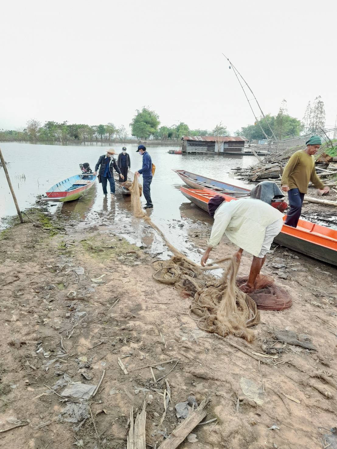 วันที่ 17 มีนาคม 2565 ออกปฏิบัติงานตรวจตราและควบคุมทำการประมงผิด พรก.ประมง พ.ศ. 2558 บริเวณลำพอง บ้านโคกม่วงชุม ต.โนนเมือง พบผู้กระทำผิดโดยยกยอขันช่อประกอบข่ายกางกั้นยาว 50 เมตรขวางลำพอง..คลิก