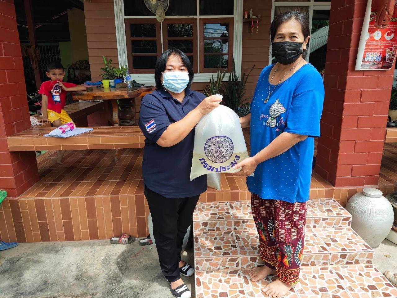 มอบพันธุ์สัตว์น้ำช่วยเหลือเกษตรกรจากการประสบความเสียหายจากอุทกภัย (กิจกรรมสนับสนุนด้านการประมง)..คลิก