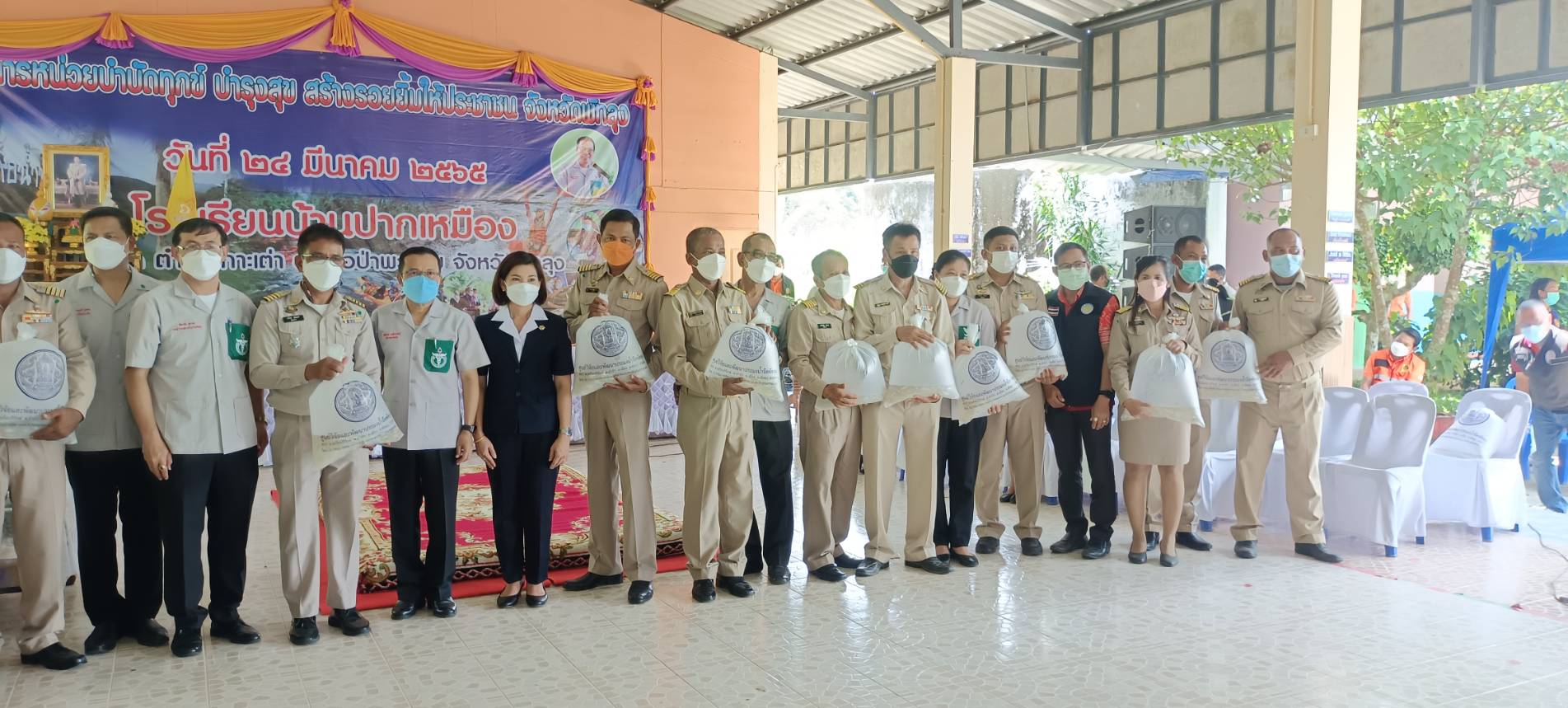 ประมงจังหวัดพัทลุง ร่วมโครงการจังหวัดเคลื่อนที่ เสริมสร้างความจงรัก  ภักดี สามัคคีปรองดอง บำบัดทุกข์ บำรุงสุข สร้างรอยยิ้มให้ประชาชน..คลิก