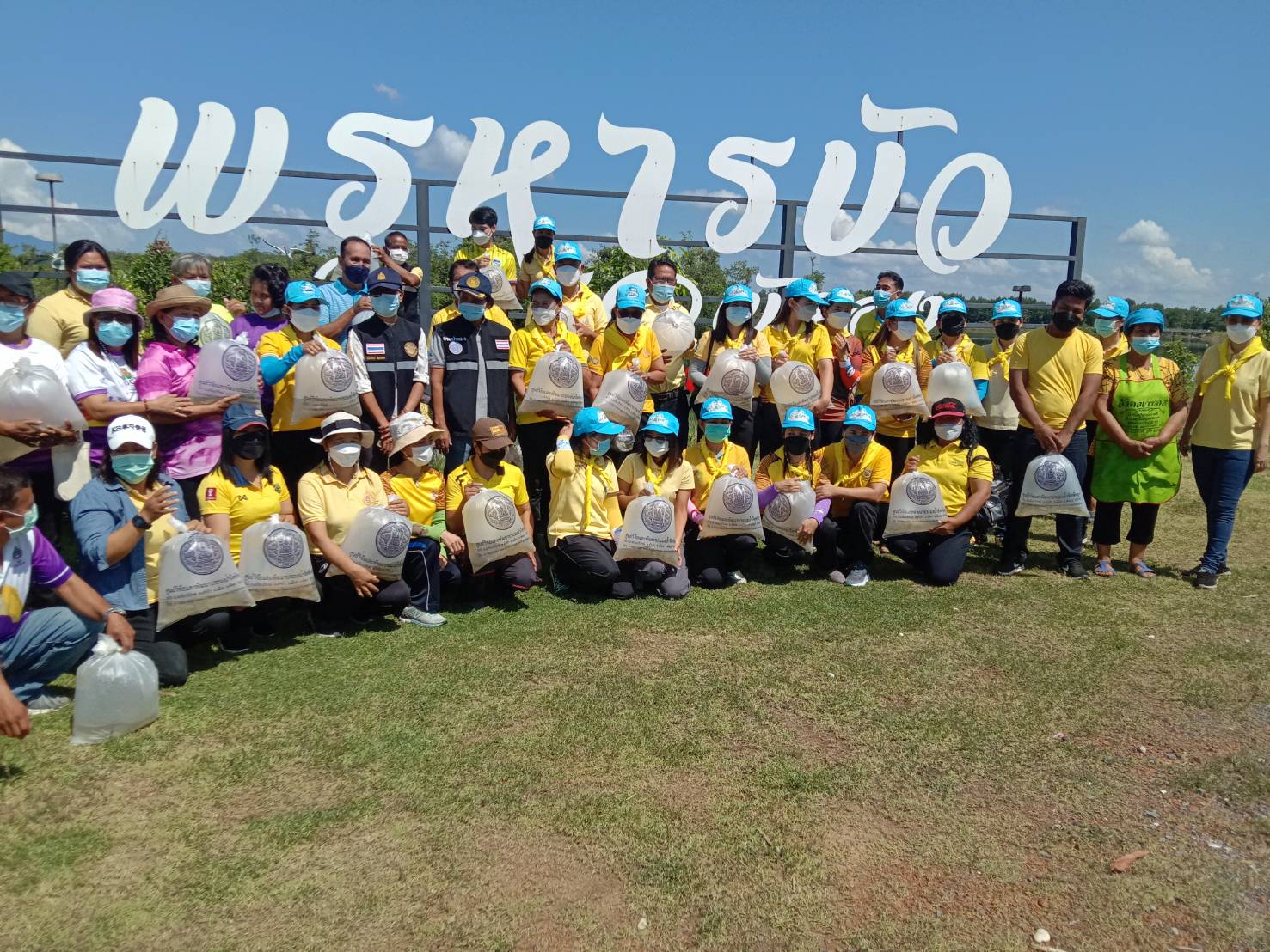 กลุ่มบริหารจัดการด้านการประมง ร่วมปล่อยพันธุ์สัตว์น้ำ แหลง่น้ำพรหุารบัว หมู่ที่7 ตำบลนาโหนด อำเภอเมืองพัทลุง จังหวัดพัทลุง..คลิก
