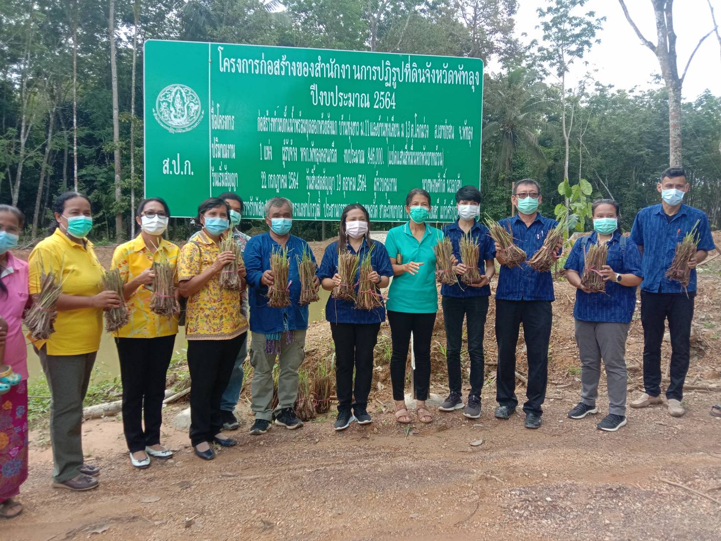 กลุ่มบริหารจัดการด้านการประมง ร่วมปล่อยพันธุ์สัตว์น้ำตามโครงการเครือข่ายชุมชนฟื้ฟูป่า กิจกรรมปลูกต้นไม้สร้างฝายชะลอน้ำ..คลิก