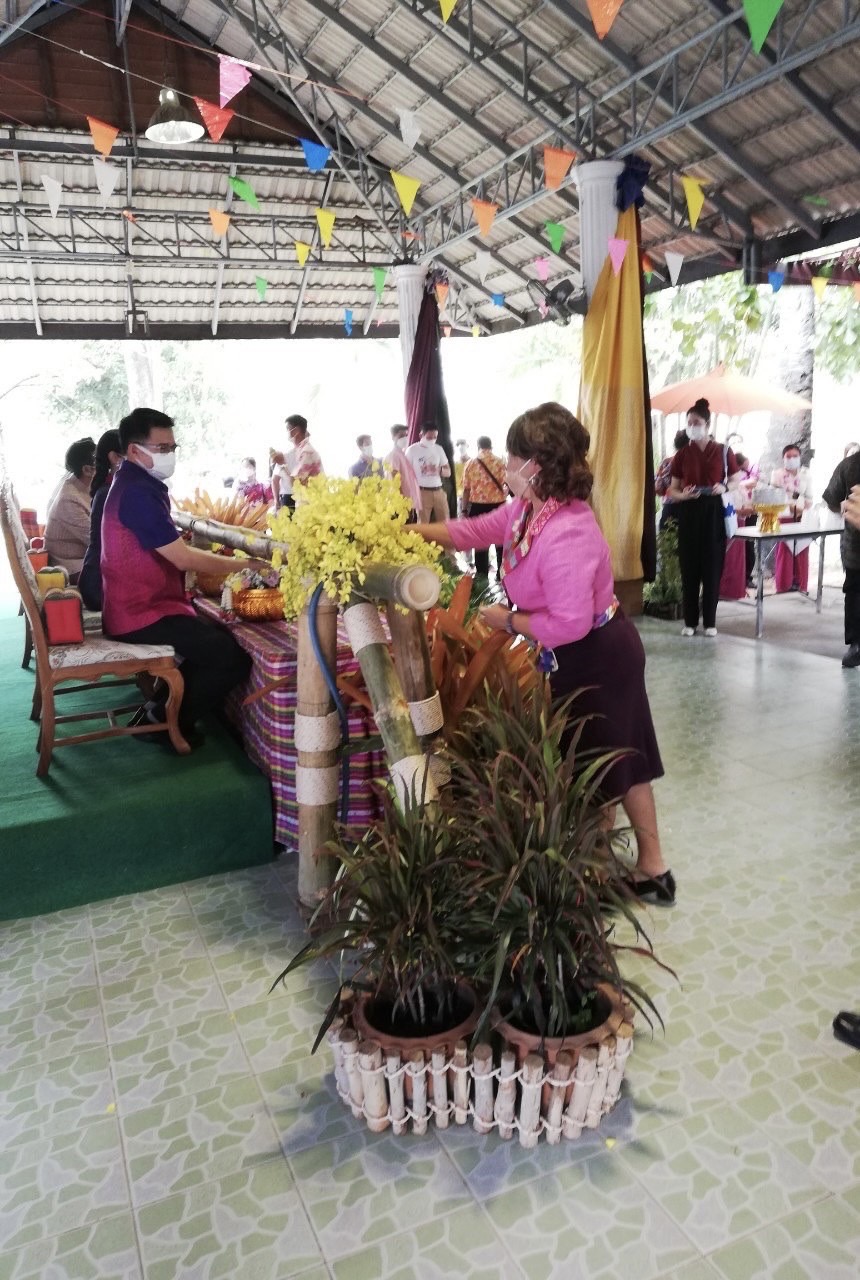 รดน้ำดำหัวนายภูสิต  สมจิตต์ ผู้ว่าราชการจังหวัดร้อยเอ็ด เนื่องในประเพณีสงกรานต์และปีใหม่ไทย ประจำปี ๒๕๖๕..คลิก