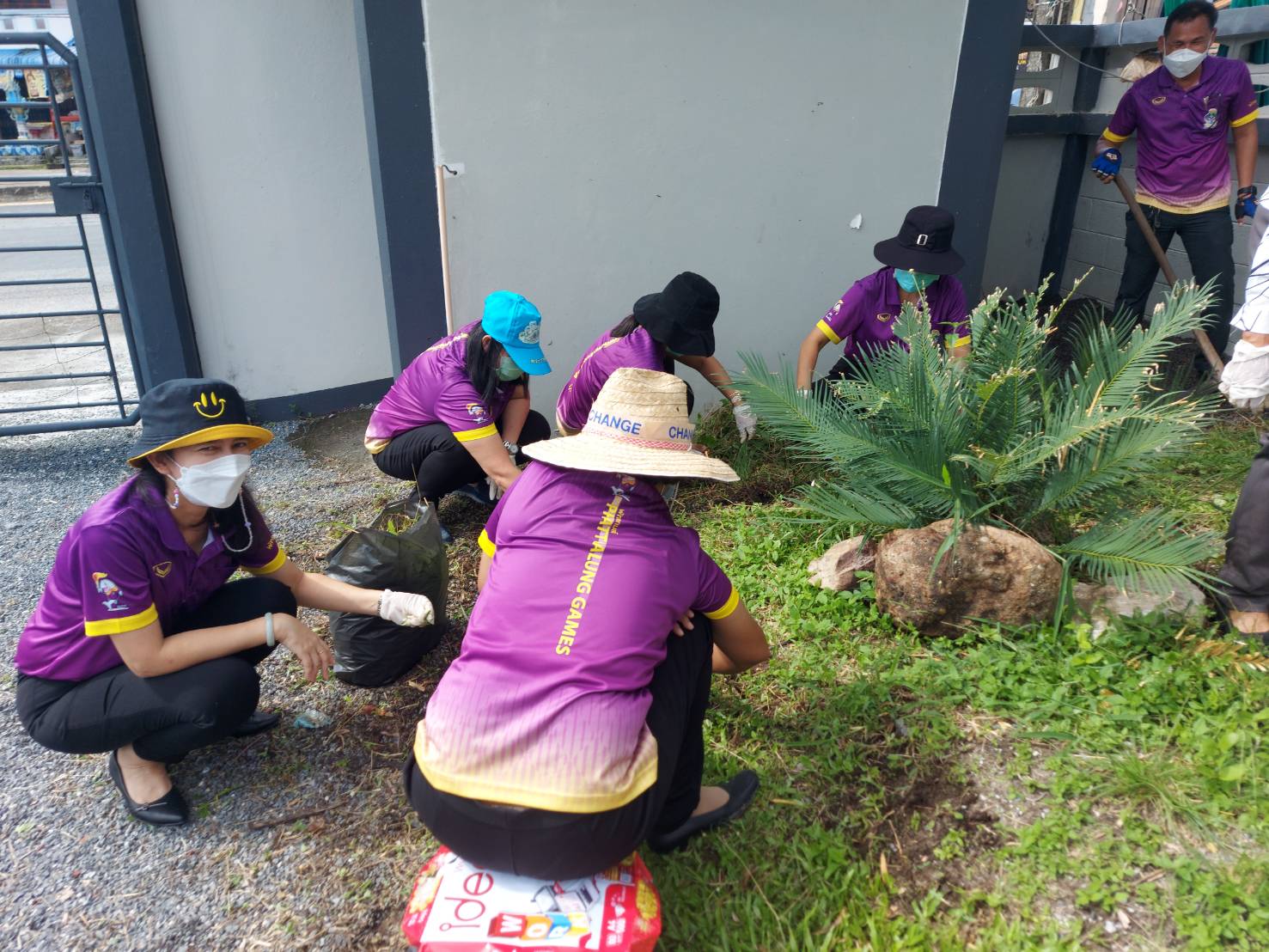 ประมงจังหวัดพัทลุงพร้อมด้วยข้าราชการ พนักงานราชการ และลูกจ้างประจำ ร่วมพัฒนาและปรับภูมิทัศน์ บริเวณสำนักงานประมงจังหวัดพัทลุง..คลิก