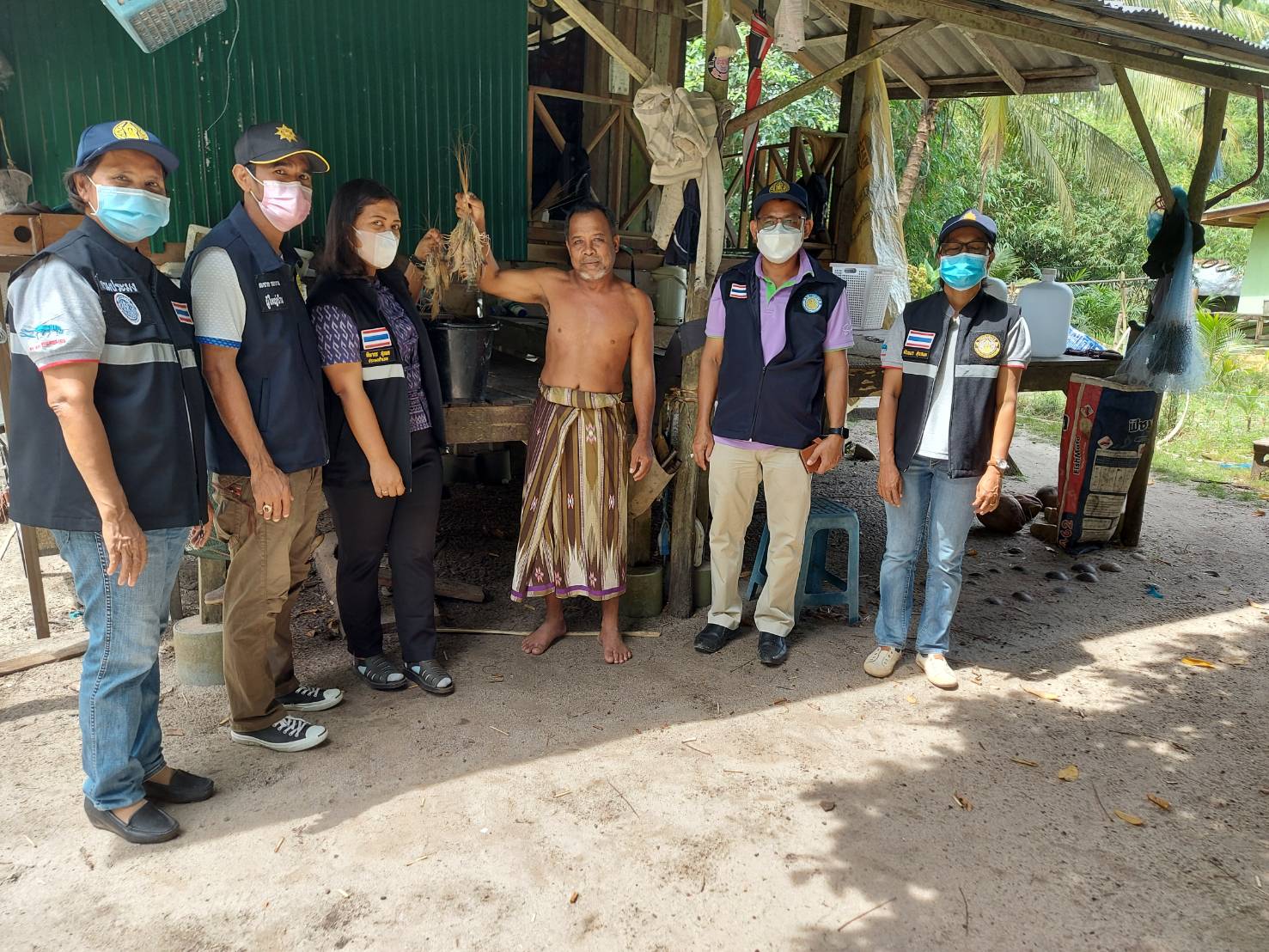 ประมงจังหวัดพัทลุง ลงพื้นที่ติดตามงานและมอบป้ายเขตอนุรักษ์พันธุ์สัตว์น้ำข้อมูลผลผลิตสัตว์น้ำของชาวประมง(โครงการฟื้นฟูทะเลสาบสงขลา)..คลิก