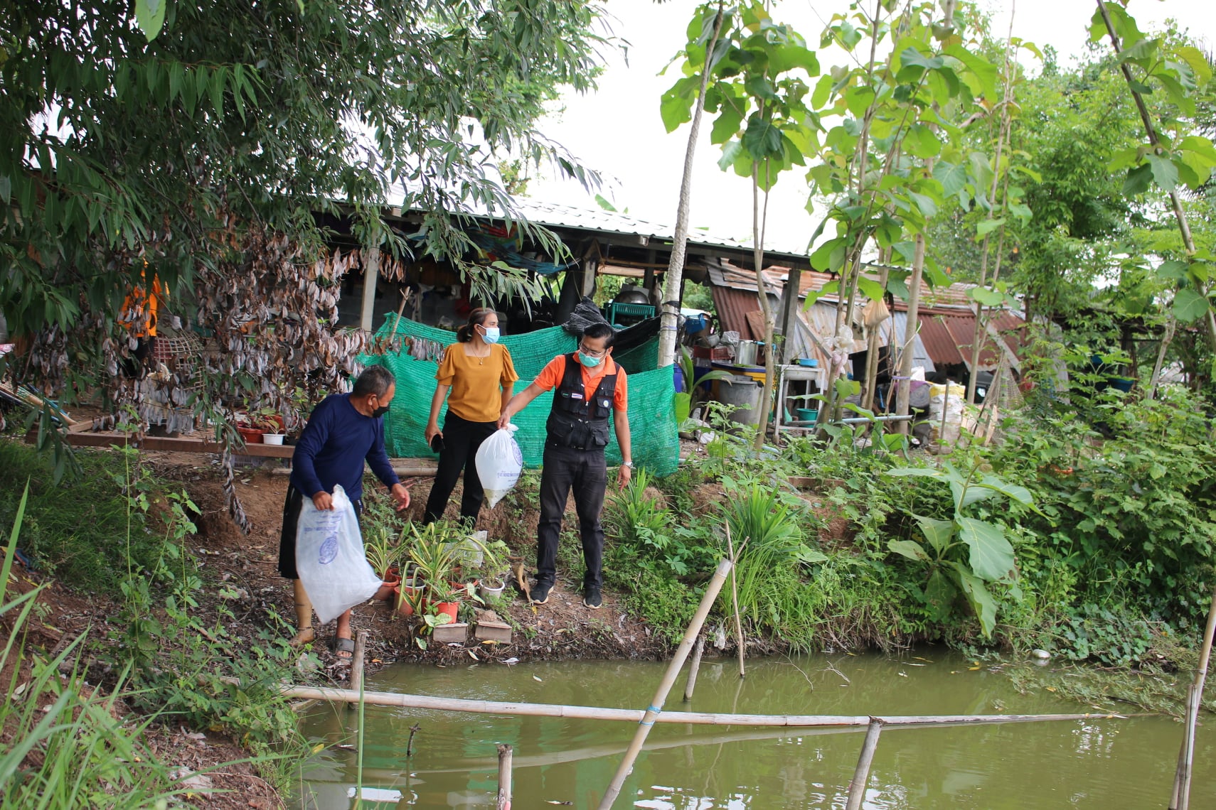 วันที่ 21 มษายน 2565 เวลา 13.30 น. นางสาวมลฤดี ลิ้มสุวรรณ ประมงอำเภอศรีบุญเรือง  ร่วมกับเจ้าหน้าที่ศูนย์วิจัยและพัฒนาการเพาะเลี้ยงสัตว์น้ำจืดอุดรธานี มอบพันธ์ุปลาตะเพียน จำนวน 10 ราย ในพื่นที่อำเภอศรีบุญเรือง จังหวัดหนองบัวลำภู..คลิก