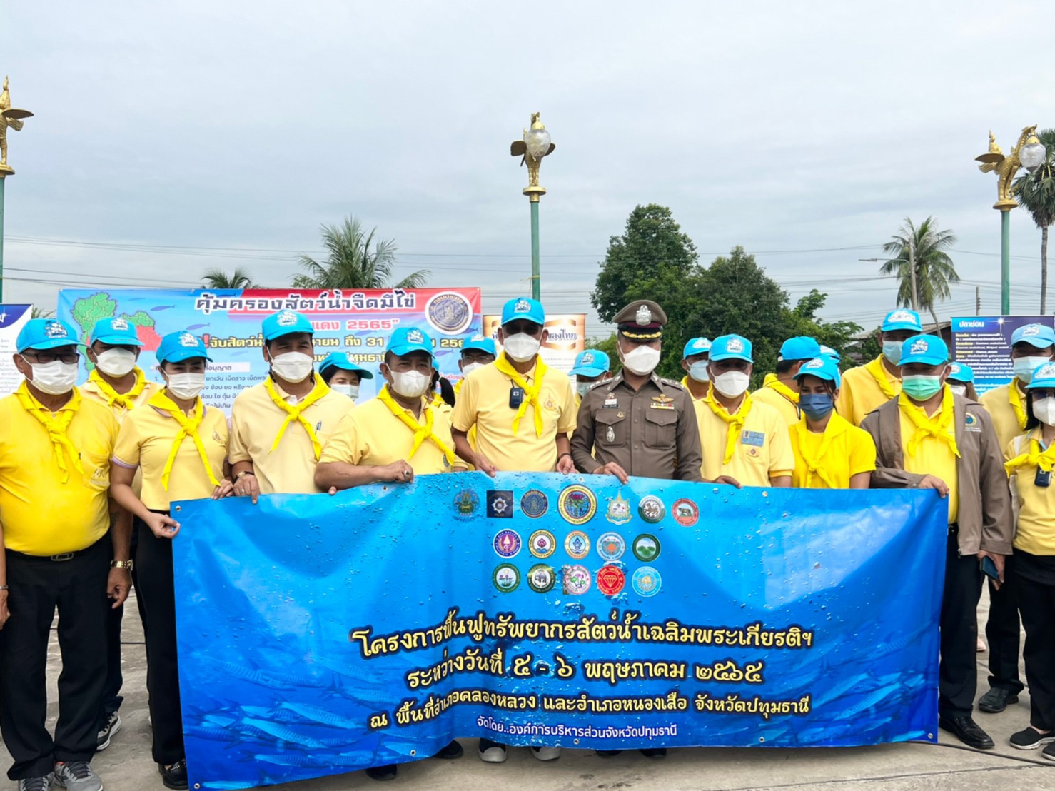 วันที่ 5 พฤษภาคม 2565 นายนรินทร์ มีวงศ์ ประมงจังหวัดปทุมธานี พร้อมด้วยเจ้าหน้าที่สำนักงานฯ ร่วมปล่อยพันธุ์สัตว์น้ำตามโครงการฟื้นฟูทรัพยากรสัตว์น้ำเฉลิมพระเกียรติ เพื่อเป็นการเทิดทูนสถาบันพระมหากษัตริย์ที่มีความสำคัญกับประเทศไทย และปวงชนชาวไทย เป็นการถวายความจงรักภักดี และถวายเป็นพระราชกุศล  ปทุมธานี และประชาสัมพันธ์ฤดูสัตว์น้ำจืดมีไข่ หรือวางไข่ ปี 2565 รวมถึงการทำประมงด้วยเครื่องมือผิดกฎหมาย เพื่อดำเนินการให้เป็นไปตามพระราชกำหนดการประมง พ.ศ.2558 และที่แก้ไขเพิ่มเติม ณ อำเภอคลองหลวง และอำเภอหนองเสือ จังหวัดปทุมธานี..คลิก