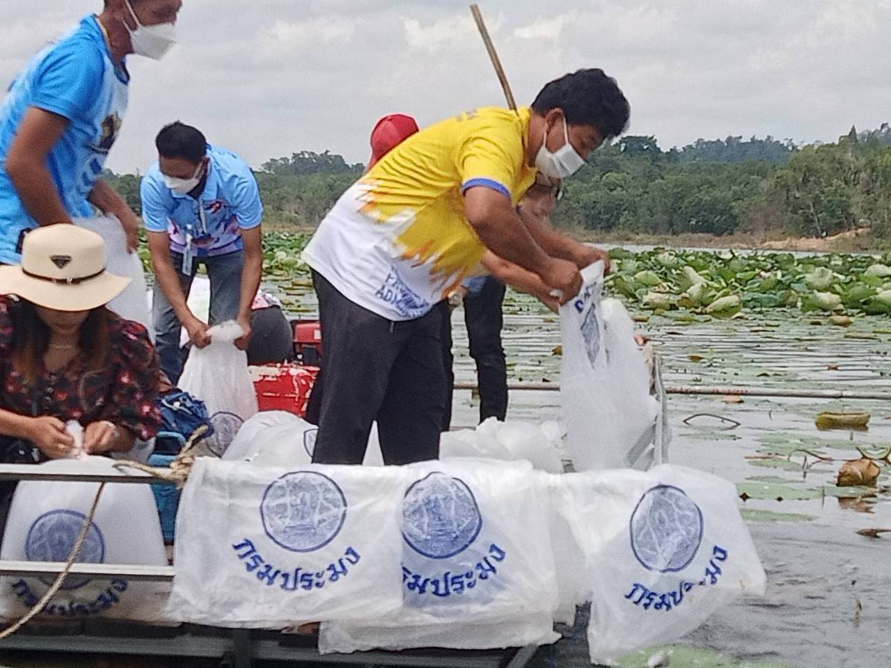 สำนักงานประมงจังหวัดระยอง ร่วมปล่อยพันธุ์สัตว์น้ำ ณ อ่างเก็บน้ำประแสร์ อ.เขาชะเมา จ.ระยอง