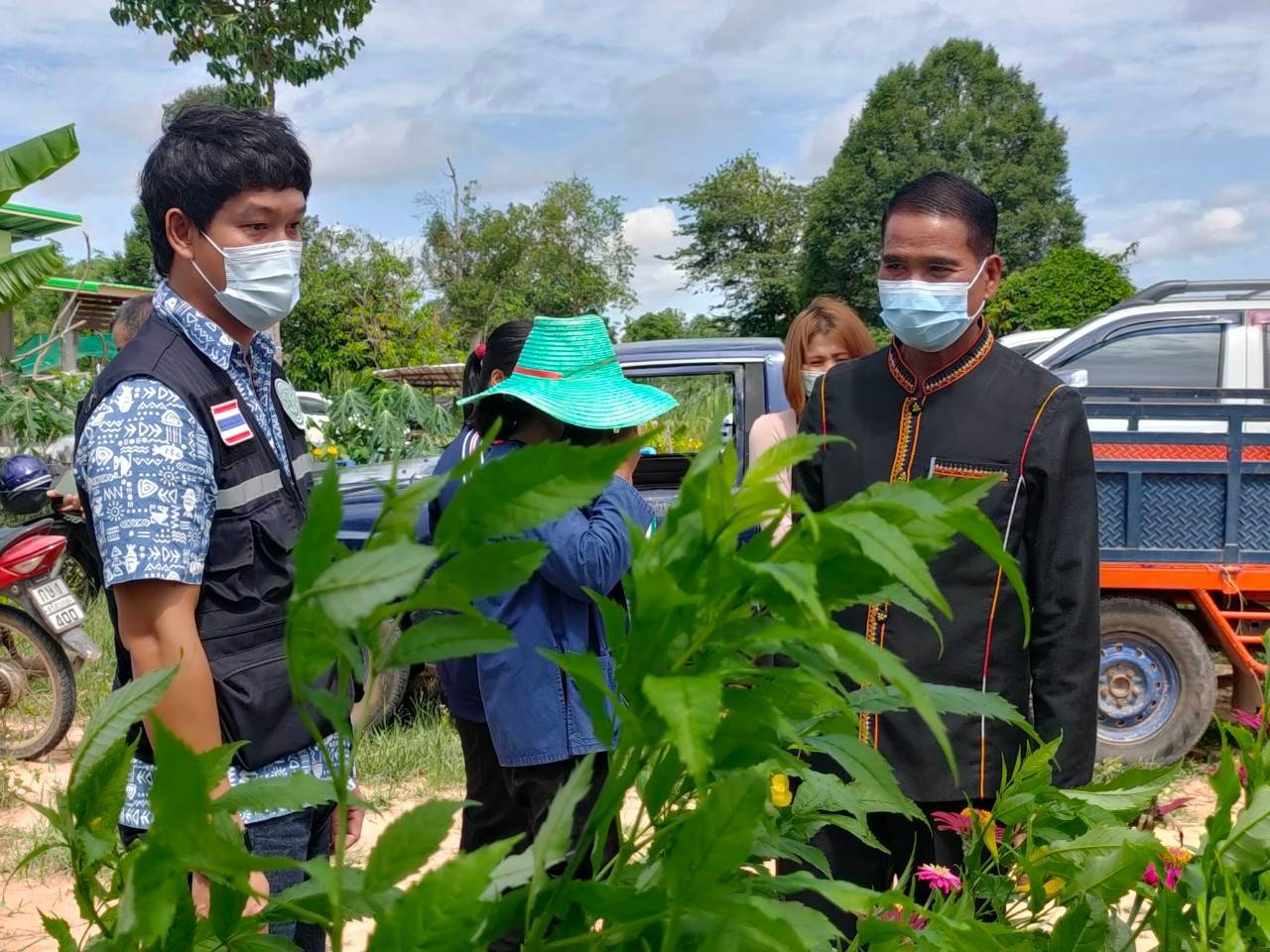 นายสุพรขัย พนารัตนะโสภณ ประมงอำเภอภูสิงห์ ร่วมกิจกรรมเอามื้อสามัคคี โครงการพัฒนาพื้นที่ต้นแบบการพัฒนาคุณภาพชีวิตตามหลักทฤษฎีใหม่  ตรวจติดตามและจัดสรรรายได้ และเงินปันผลของธนาคารสัตว์น้ำหนองโซง ตามมติที่ประชุมของคณะกรรมการ..คลิก