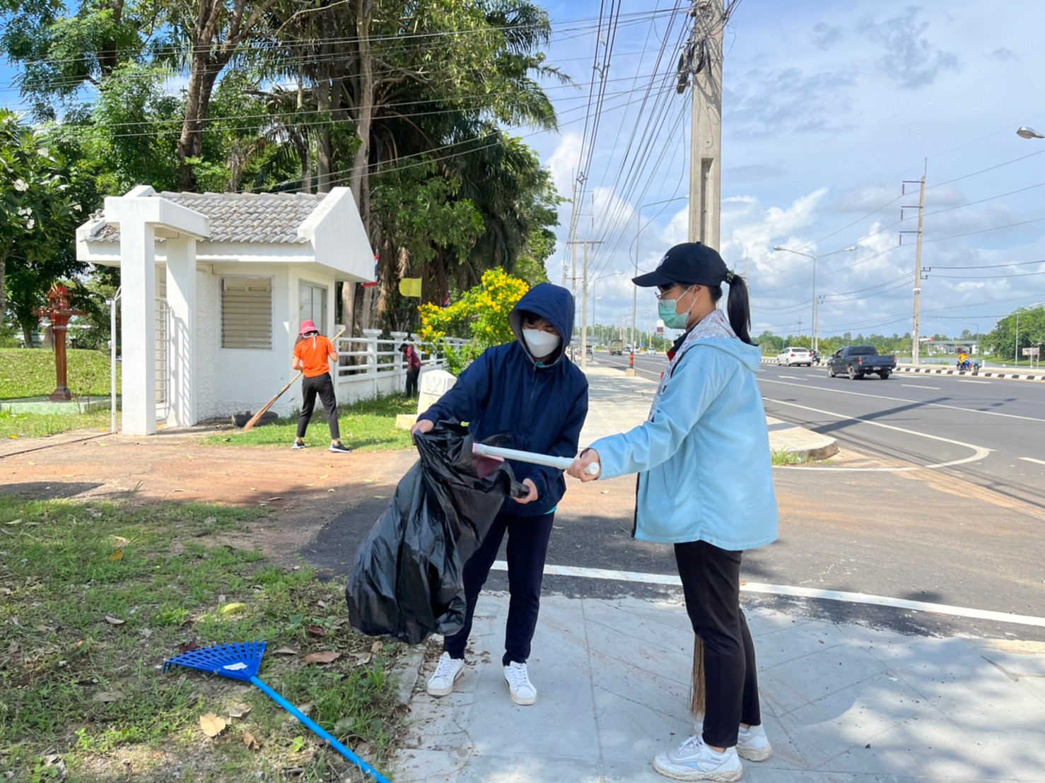 นายกิตติพงษ์ ลีลาศสง่างาม ประมงจังหวัดศรีสะเกษ พร้อมข้าราชการ และเจ้าหน้าที่ สำนักงานประมงจังหวัดศรีสะเกษ ร่วมทำกิจกรรม 5 ส (Big Cleaning Day) เพื่อทำความสะอาด และปรับปรุงภูมิทัศน์ ภายในบริเวณสำนักงาน ในวันพฤหัสบดีที่ 12 พฤษภาคม 2565..คลิก