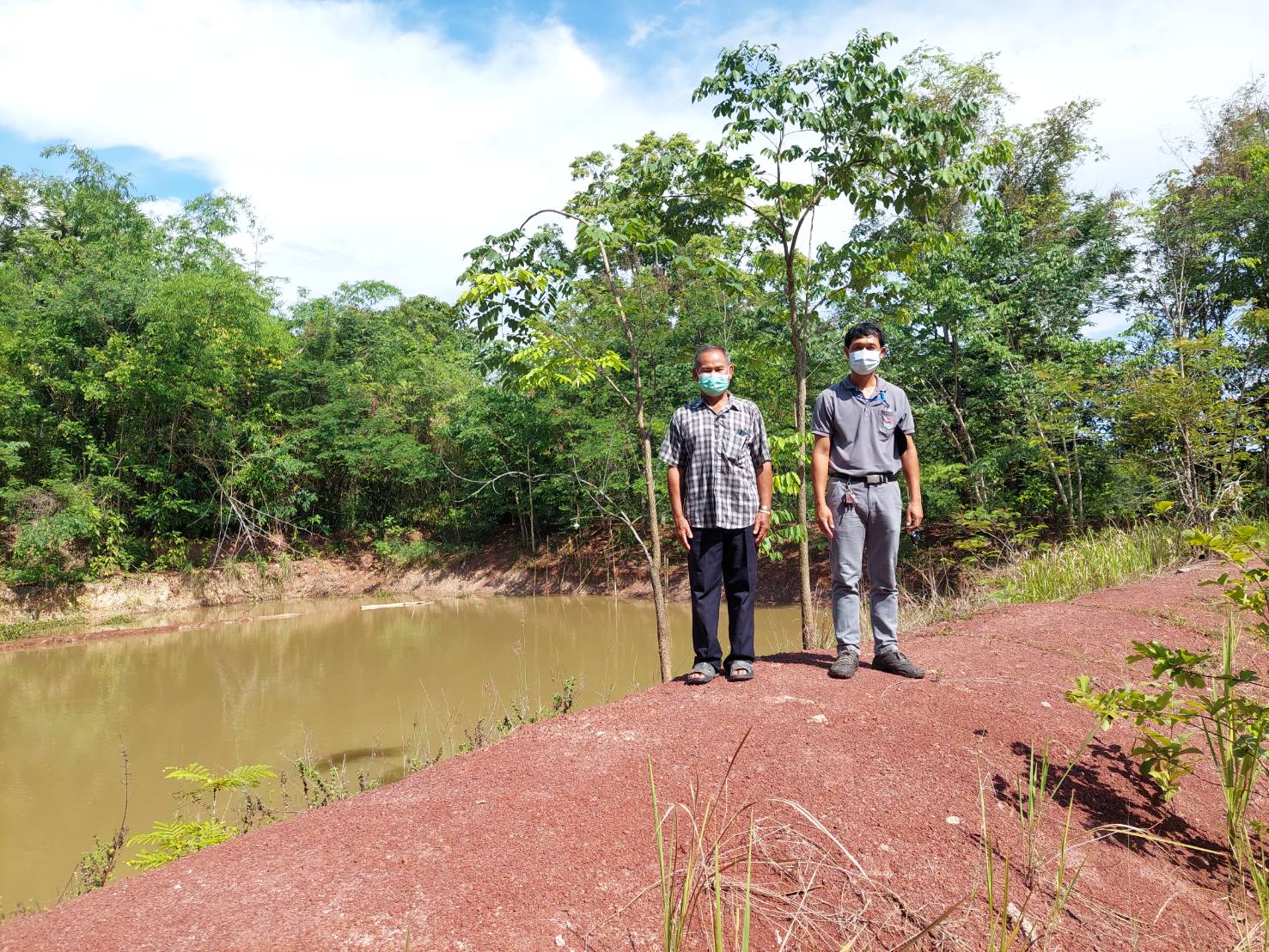 นที่ 12 พฤษภาคม พ.ศ. 2565 นายธีรศักดิ์ ศรีร่องหอย นักวิชาการประมงปฏิบัติการ พร้อมด้วยนายฤษณะ รถหามแห่ เจ้าหน้าที่วิเคราะห์นโยบายและแผน ออกพื้นที่ปฏิบัติงานตรวจความพร้อมบ่อเพราะเลี้ยงสัตว์น้ำของเกษตรกรและให้คำแนะนำเกษตรกรในการขอขึ้นทะเบียนเกษตรกรผู้เพาะเลี้งสัตว์น้ำ (ทบ.1)..คลิก
