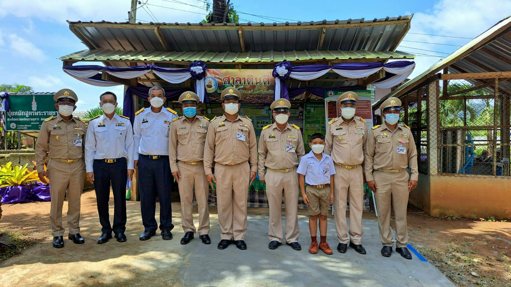 เฝ้ารับเสด็จ  สมเด็จพระกนิษฐาธิราชเจ้า กรมสมเด็จพระเทพรัตนราชสุดาฯ สยามบรมราชกุมารี ณ ศูนย์การเรียนตำรวจตระเวนชายแดนบ้านแผ่นดินเสมอ ม.2 ต.คลองท่อมเหนือ อ.คลองท่อม จ.กระบี่..คลิก