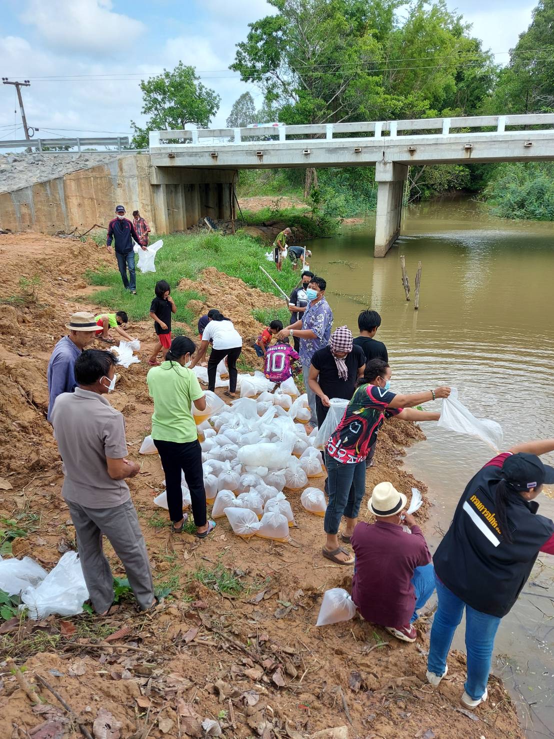 ประมงอำเภอเขมราฐ ออกปฏิบัติราชการปล่อยพันธุ์กุ้งก้ามกราม จำนวน 200,000 ตัว ร่วมกับกำนัน ผู้ใหญ่บ้าน สมาชิกสภาเทศบาลตำบลหนองนกทา และชาวบ้านนายูง ณ ชลประทานห้วยหว้า  ..คลิก