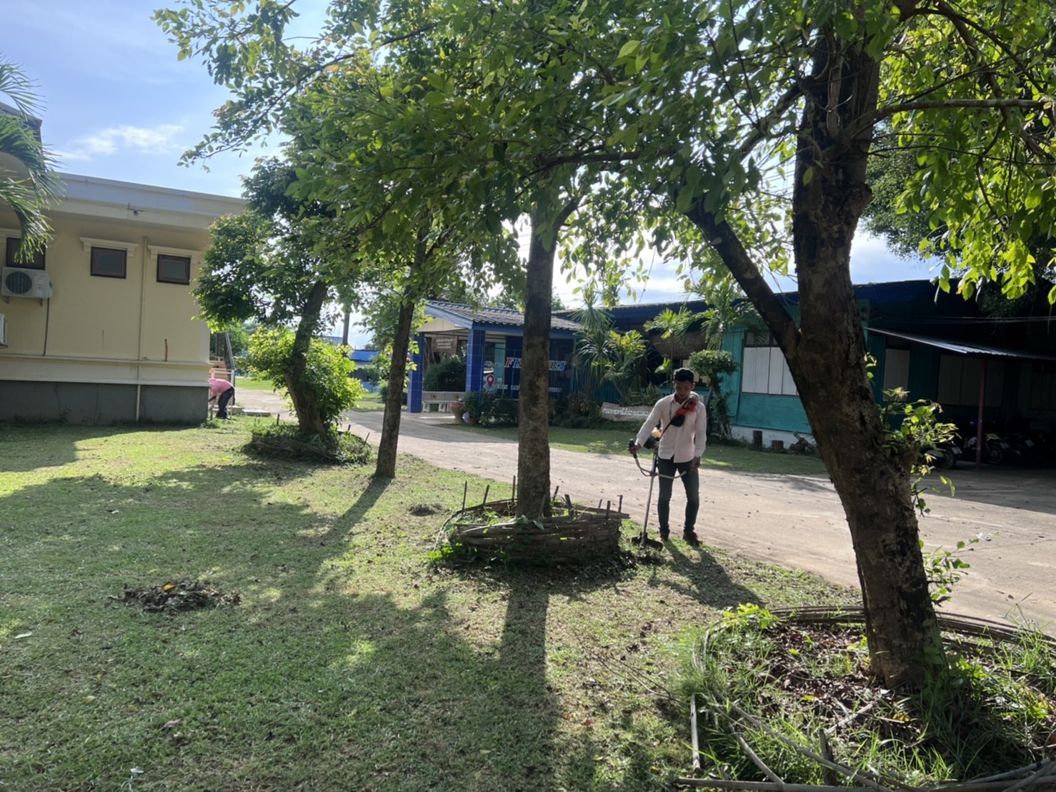 เจ้าหน้าที่สำนักงานประมงจังหวัดอุบลราชธานี ร่วมแรง ร่วมใจ ทำความสะอาด 5ส. บริเวณโดยรอบสำนักงานประมงจังหวัดอุบลราชธานี..คลิก