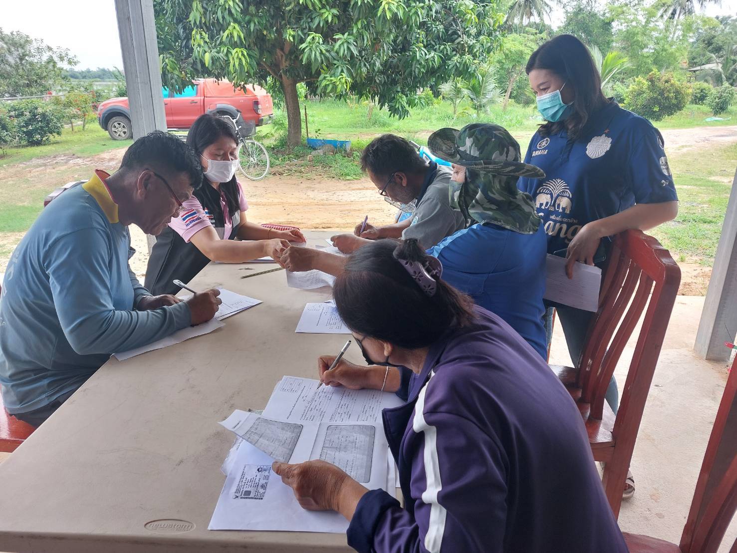  ประมงอำเภอสิรินธรลงพื้นที่ ให้บริการรับคำขอรับใบอนุญาตให้ทำการเพาะเลี้ยงสัตว์น้ำในที่จับสัตว์น้ำ ซึ่งเป็นสาธารณสมบัติของแผ่นดิน (เลี้ยงปลากระชังในแม่น้ำมูล)..คลิก