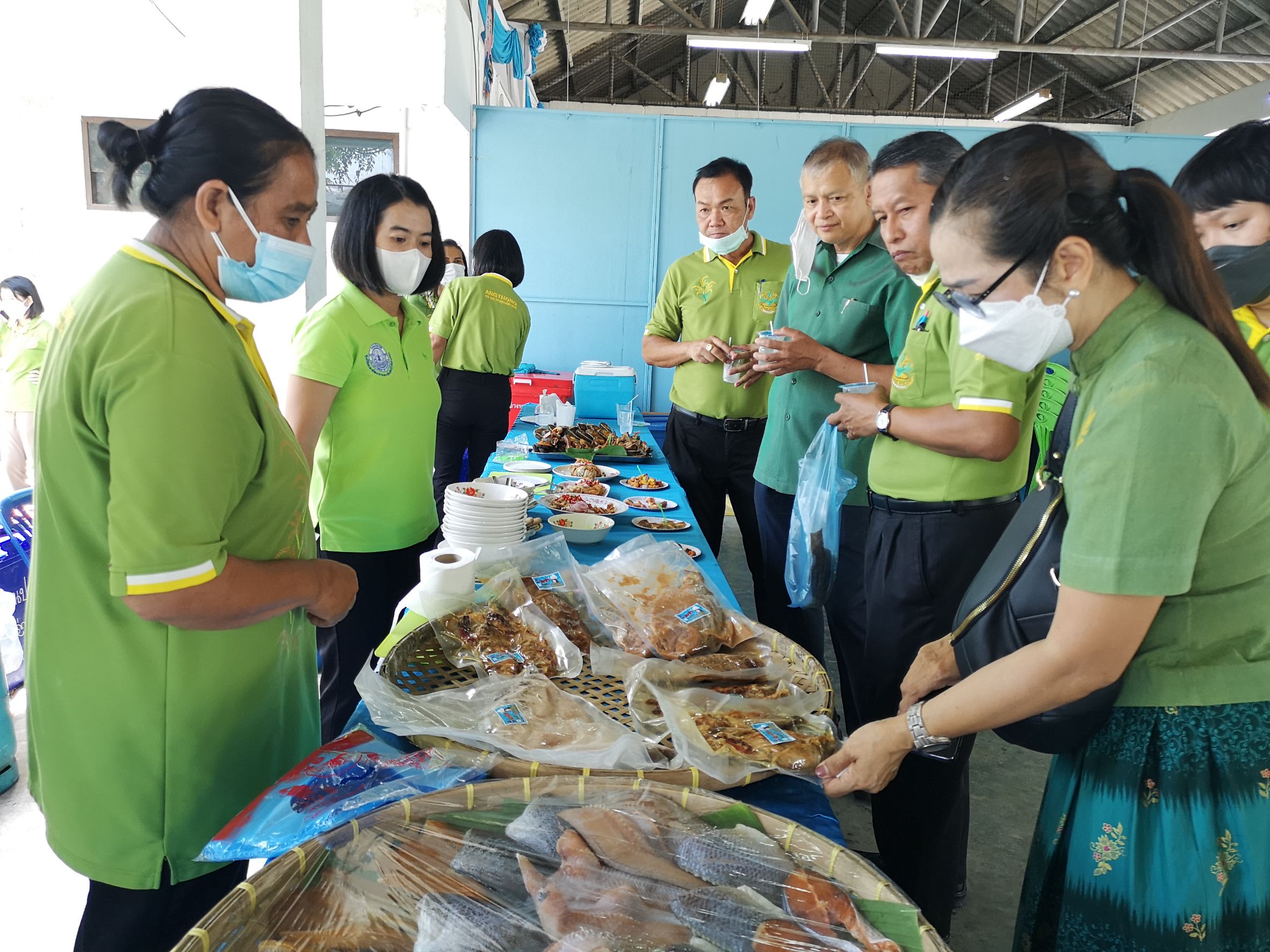 ร่วมเปิดร้าน Fisherman shop @Angthong และกลุ่มแปรรูปผลิตภัณฑ์ด้านประมง ร่วมกิจกรรมถ่ายทดสดการเปิดร้าน Fisherman Shop พร้อมกันทั่วประเทศ 77 จังหวัด ณ สำนักงานประมงจังหวัดอ่างทอง..คลิก