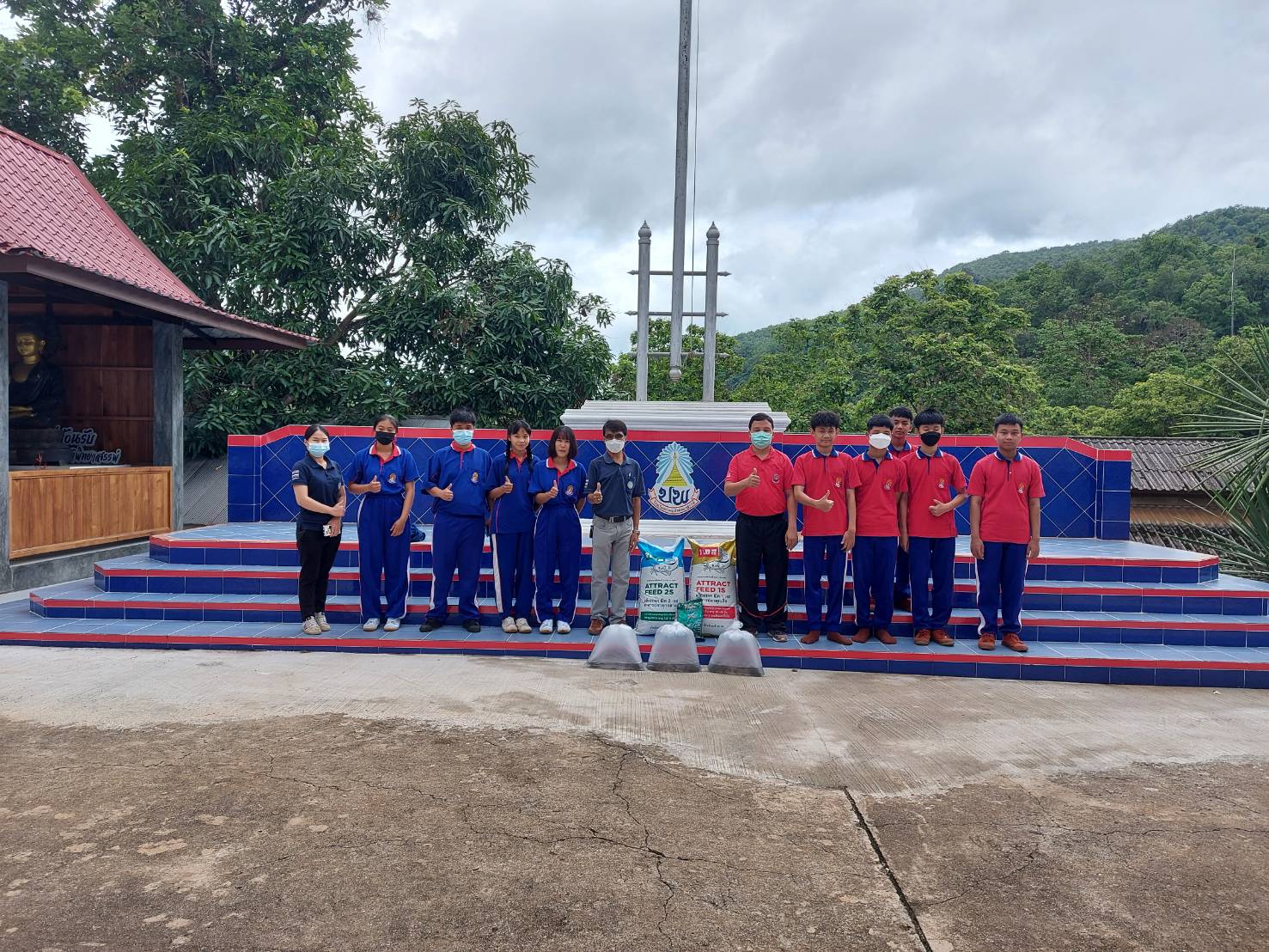สำนักงานประมงจังหวัดแม่ฮ่องสอน มอบปัจจัยการผลิต ให้แก่โรงเรียนในโครงการสนับสนุนด้านการประมงตามพระราชดำริสมเด็จพระกนิษฐาธิราชเจ้า กรมสมเด็จพระเทพรัตนราชสุดาฯ สยามบรมราชกุมารี