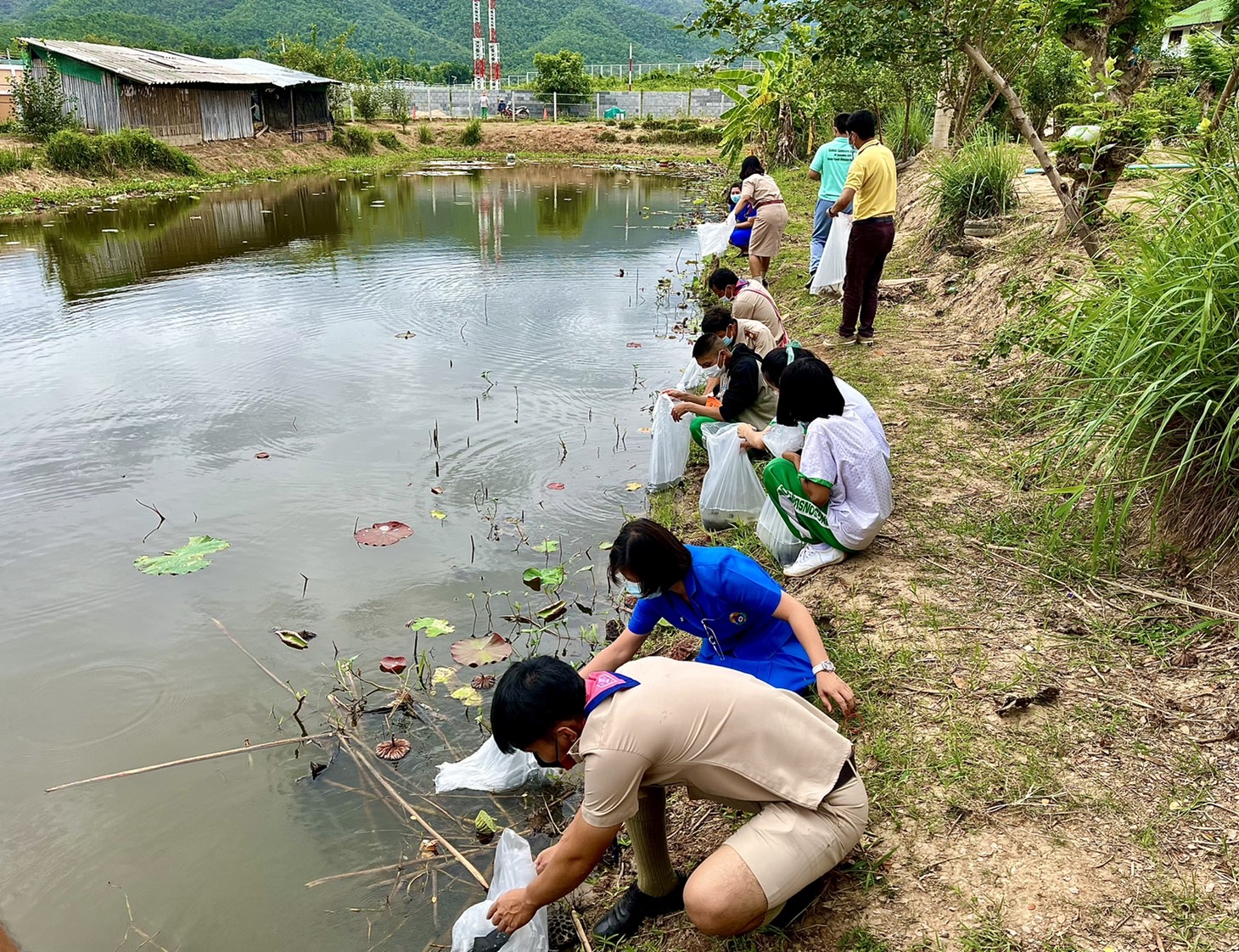 สำนักงานประมงจังหวัดแม่ฮ่องสอน ลงพื้นที่ติดตามให้คำแนะนำด้านการเพาะเลี้ยงสัตว์น้ำพร้อมส่งมอบปัจจัยการผลิต ให้แก่โรงเรียนในโครงการสนับสนุนด้านการประมงตามพระราชดำริฯ
