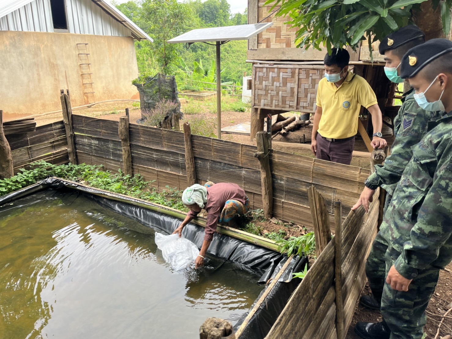 สำนักงานประมงจังหวัดแม่ฮ่องสอน ลงพื้นที่ติดตามให้คำแนะนำ รับฟังปัญหาด้านการเพาะเลี้ยงสัตว์น้ำพร้อมส่งมอบปัจจัยการผลิตให้กับเกษตรกร ตามโครงการจัดตั้งหมู่บ้านยามชายแดน อันเนื่องมาจากพระราชดำริบ้านแม่ส่วยอู