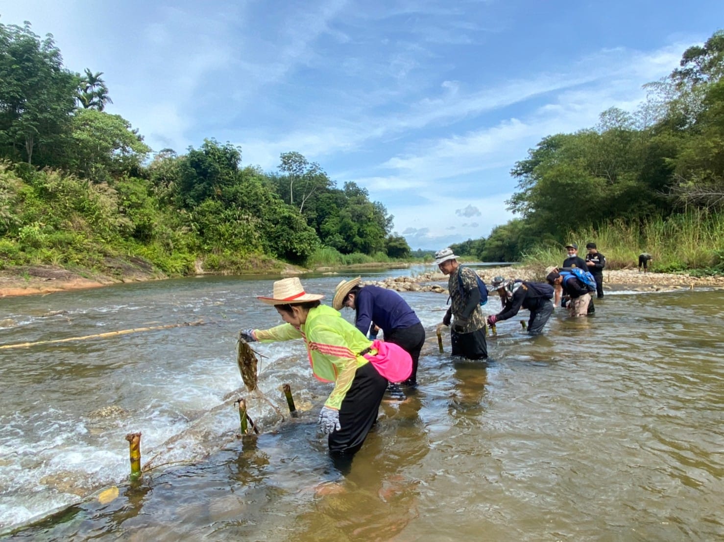 รื้อถอนเครืองมือลี่ หรือเล่ และสิ่งกีดขวางลำน้ำใช้ประกอบเครื่องมือโพงพาง ซึ่งมีผู้ลักลอบสร้างขึ้นเพื่อใช้ดักจับสัตว์น้ำ ในแม่น้ำตาปีเขตพื้นที่  ตำบลยางค้อม  และตำบลพิปูน อำเภอพิปูน จังหวัดนครศรีธรรมราช..คลิก