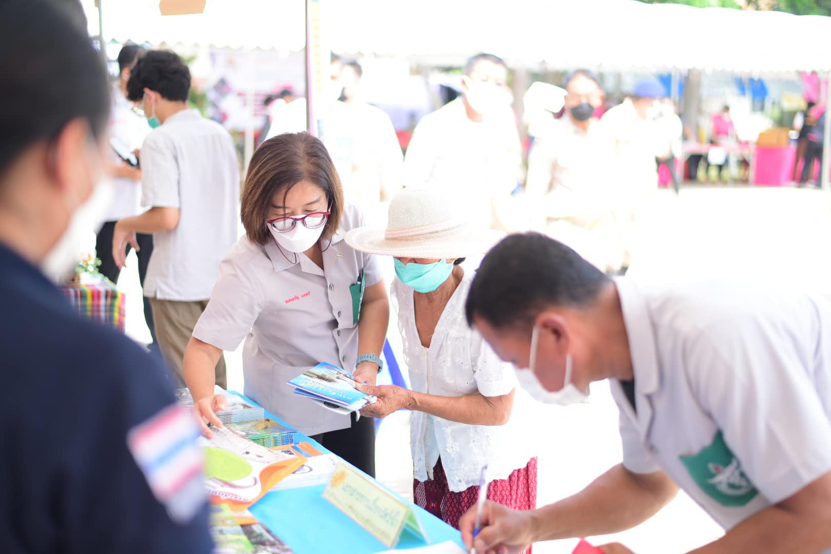 วันที่ 5 กรกฎาคม 2565 นายบุญหลาย กุลนารัตน์ ประมงจังหวัดหนองบัวลำภู มอบหมายให้ นางถนอมขวัญ นอศรี หัวหน้ากลุ่มบริหารและยุทธศาสตร์ พร้อมด้วย นายวิทยา ประเสริฐสังข์ ประมงอำเภอโนนสัง นางสาวดาพร หนันทะ เจ้าพนักงานประมงชำนาญงาน เเละเจ้าหน้าที่สำนักงานประมงจังหวัดหนองบัวลำภู ร่วมออกหน่วยแพทย์เคลื่อนที่ พอ.สว. ณ องค์การบริหารส่วนตำบลปางกู่ ตำบลปางกู่ อำเภอโนนสัง จังหวัดหนองบัวลำภู..คลิก