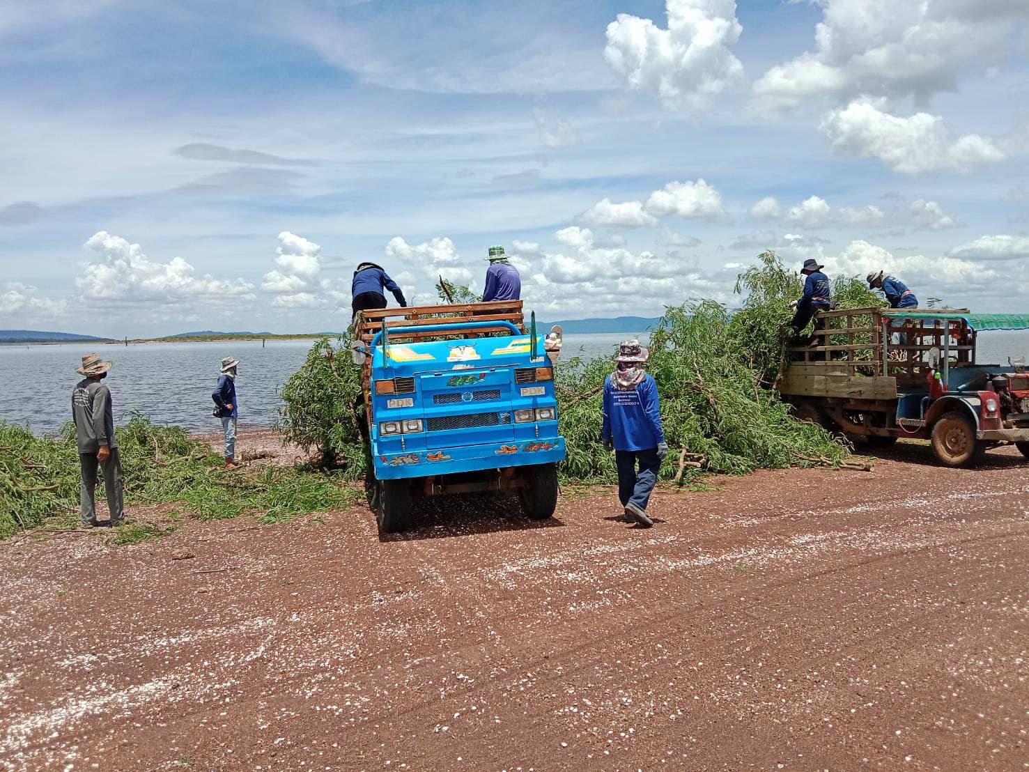 วันที่ 5 กรกฎาคม 2565 นายวิทยา ประเสริฐสังข์ ประมงอำเภอโนนสัง ประชุมร่วมกับนายชัยยันต์ รัตนวงษ์ ประธานและคณะกรรมการองค์กรชุมชนประมงท้องถิ่นเพื่อติดตามความก้าวหน้าและเร่งรัดดำเนินกิจกรรมตามแผนที่กำหนดคือ ปักแนวเขตอนุรักษ์สัตว์น้ำและลงกร่ำสร้างแหล่งที่อยู่อาศัยของสัตว์น้ำและเร่งให้จัดชื้อเครื่องมือประมงตามกิจกรรมปรับเปลี่ยนเครื่องทำการประมงตามวงเงินที่โอนให้งวดแรกจำนวน 60,000 บาท โครงการพัฒนาอาชีพและส่งเสริมความเข้มแข็งของชุมชนประมง (กิจกรรมพัฒนาอาชีพชุมชนประมง) ประจำปีงบประมาณ พ.ศ.2565 ณ บ้านหนองเหมือดแอ่ ม.14 ต.หนองเรือ อ.โนนสัง จ.หนองบัวลำภู..คลิก