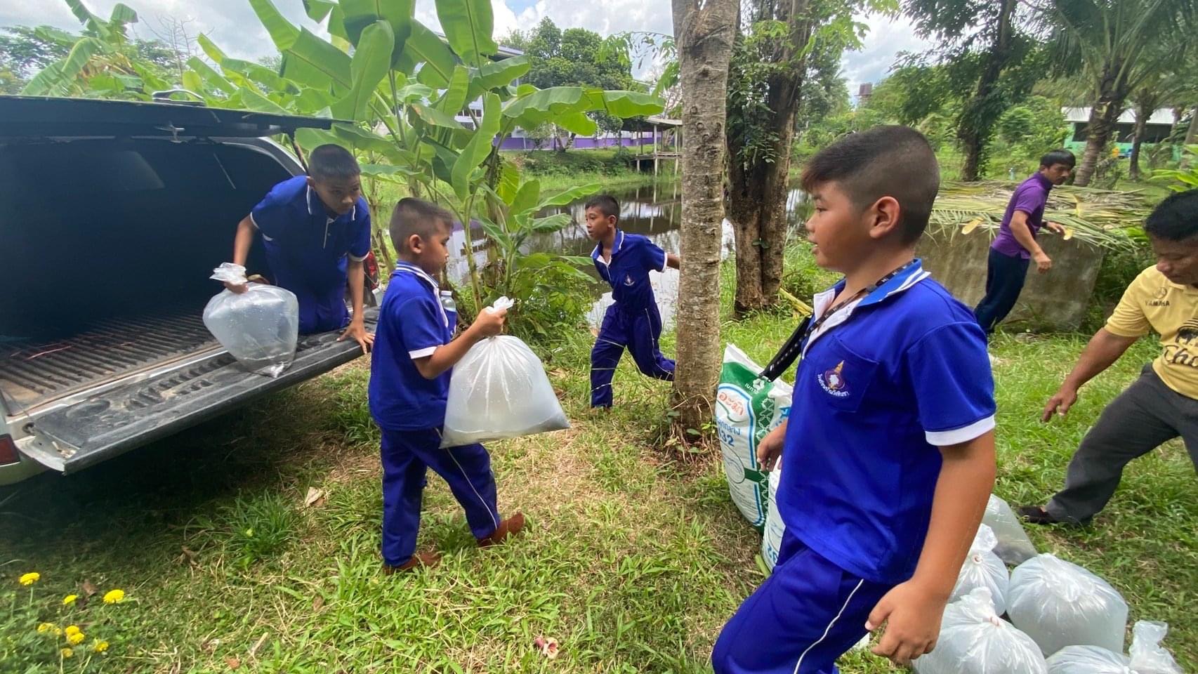 วันที่ 6 กรกฎาคม 2565 นายบุญหลาย กุลนารัตน์ ประมงจังหวัดหนองบัวลำภู มอบหมายให้นางสาวชลธิชา พรหมโสภา เจ้าหน้าวิเคราะห์นโยบายและแผน และนายราชศักดิ์ บุญรอด เจ้าหน้าวิเคราะห์นโยบายและแผน ส่งมอบปัจจัยการผลิตให้กับโรงเรียนตามโครงการสนับสนุนด้านการประมงตามพระราชดำริ สมเด็จพระกนิษฐาธิราชเจ้า กรมสมเด็จพระเทพรัตนราชสุดาฯ สยามบรมราชกุมารี โรงเรียนบ้านวังหินซา หมู่ที่ 9  ตำบลดงมะไฟ อำเภอสุวรรณคูหา จังหวัดหนองบัวลำภู..คลิก